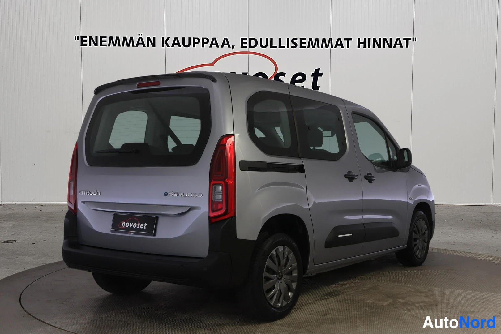 Takaviisto: Citroën e-Berlingo takakulmakuvasta vasemmalta, takapuoli ja kylkiviivat näkyvät.
