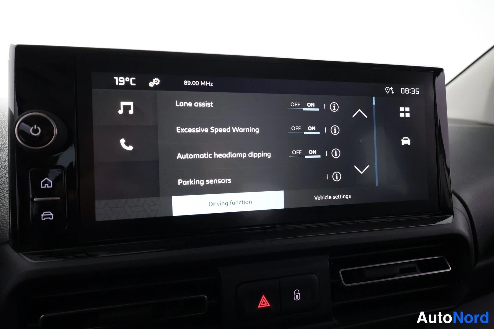 Muu: Kojeiston infotainment-näyttö, jonka asetuksissa Lane assist, Excessive Speed Warning ja Automatic headlamp dipping ovat ON-asennossa; näytön alareunassa Parkin