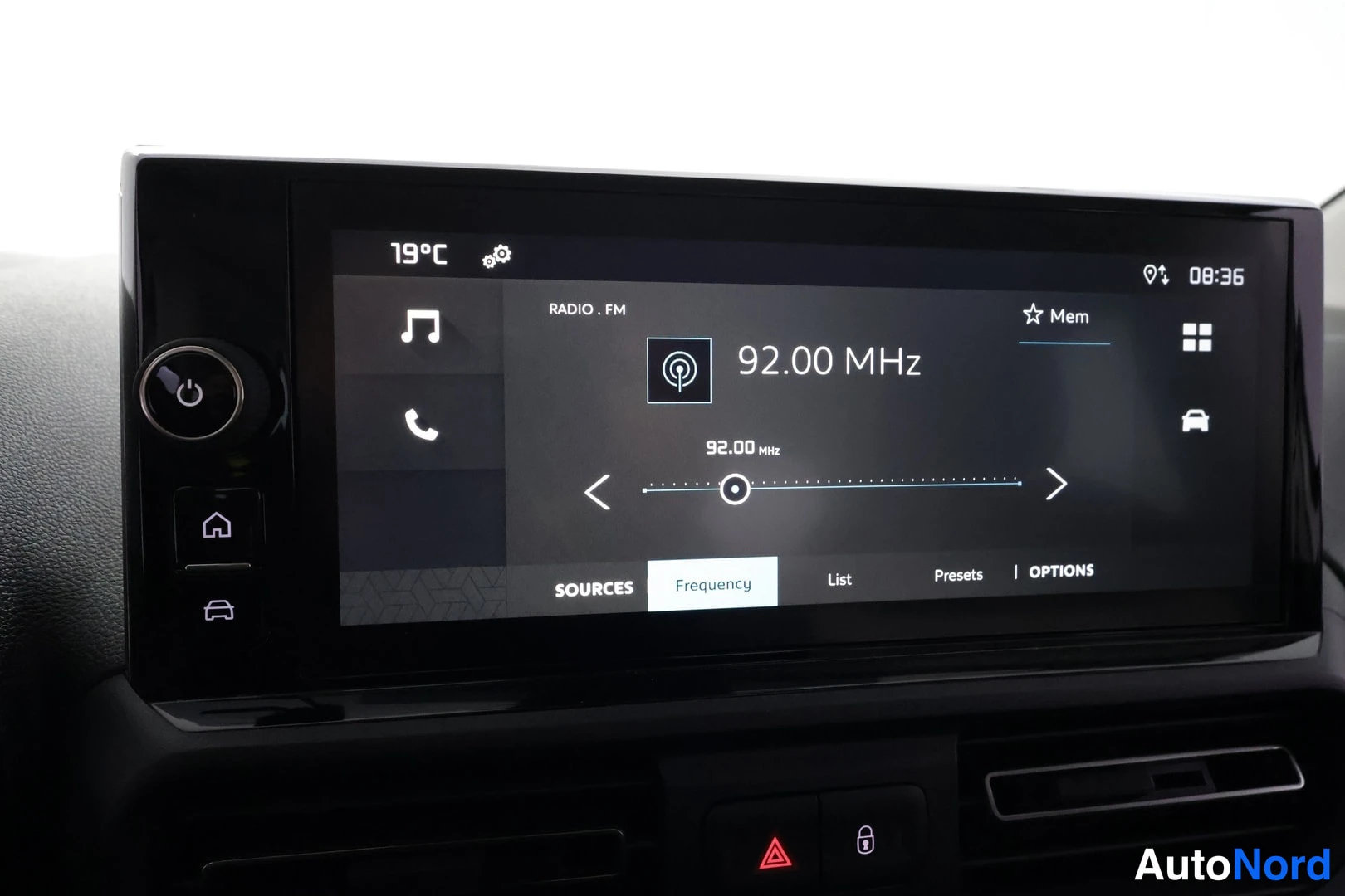 Muu: Kojeiston infotainment-näyttö FM-radiossä taajuudella 92.00 MHz; valikot SOURCES, Frequency, List, Presets ja OPTIONS sekä muistovalinta Mem.