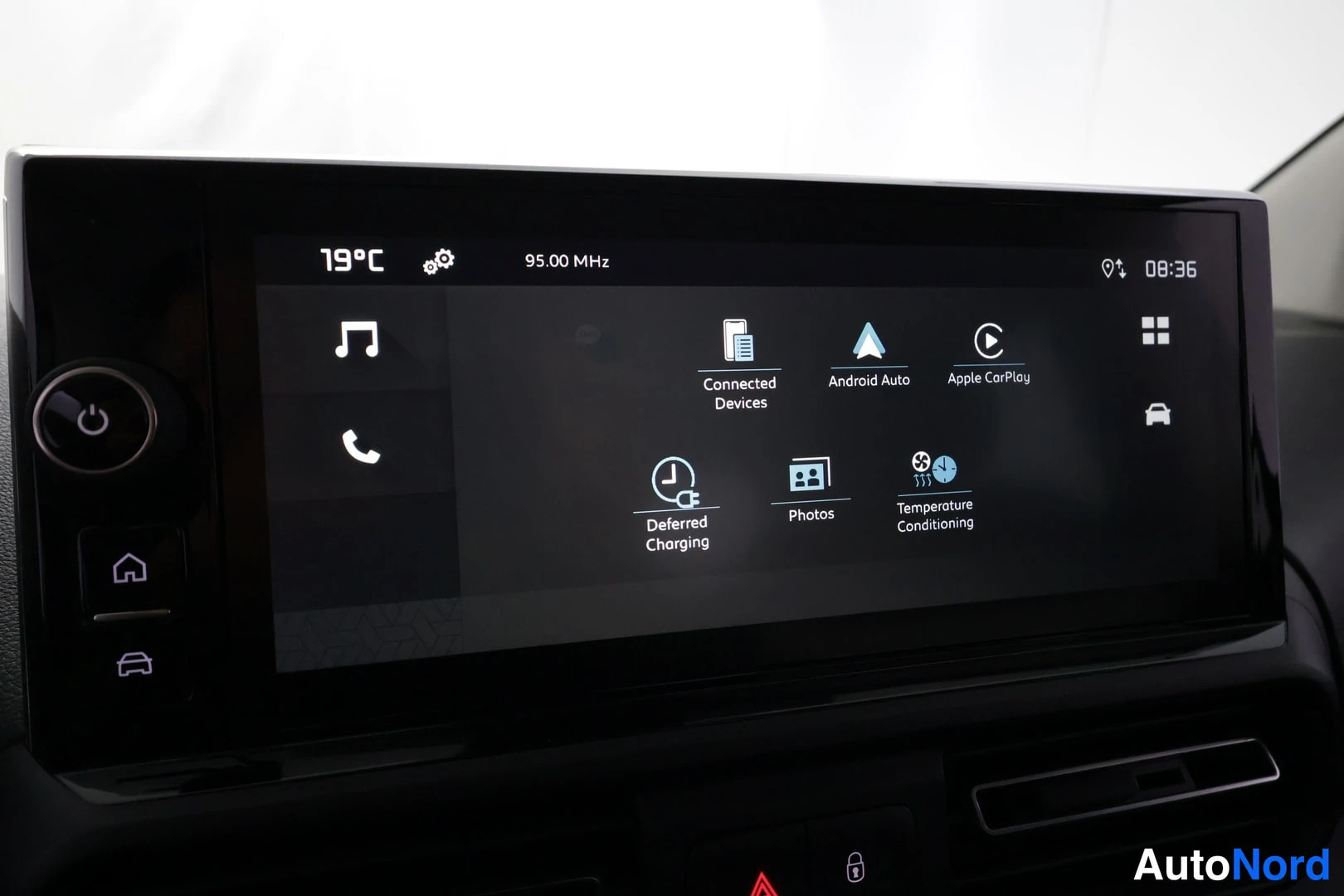 Muu: Kojeiston infotainment-näytön sovellusvalikko, jossa kuvakkeet Connected Devices, Android Auto, Apple CarPlay, Deferred Charging, Photos ja Temperature Conditio
