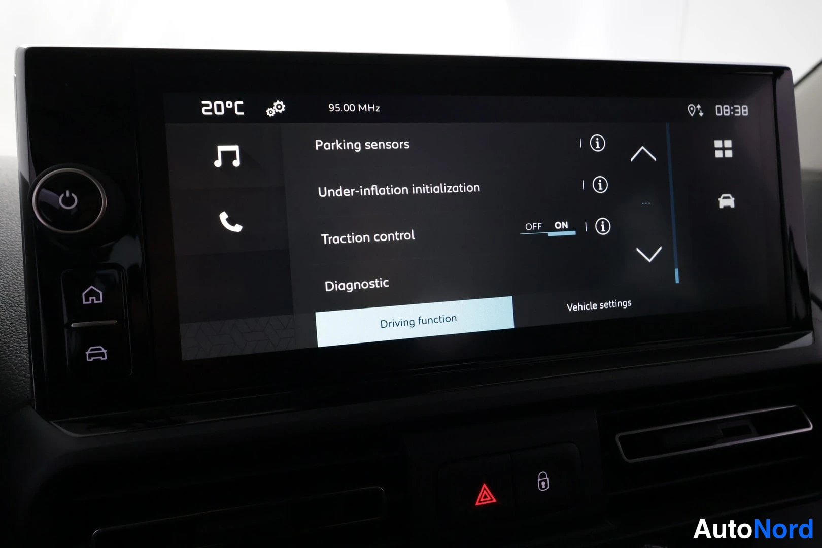 Muu: Näyttö ajotoiminnot-valikossa: Parking sensors, Under-inflation initialization, Traction control (OFF/ON), Diagnostic; Driving function valittuna.