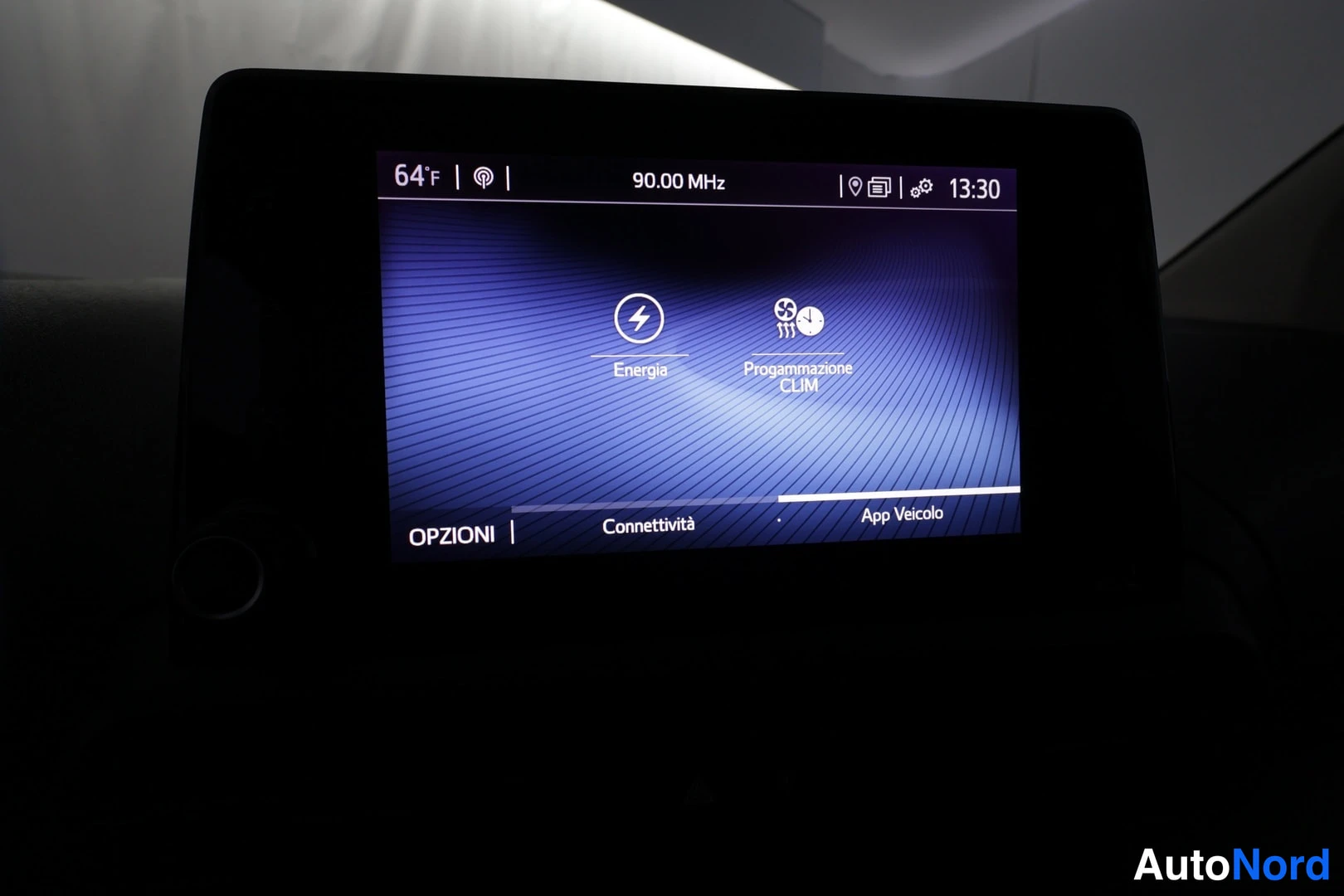 Muu: Kojelaudan kosketusnäyttö, jossa näkyy radio 90.00 MHz ja valikko Energia ja Programmazione CLIM -kuvakkeineen sekä alavalikot OPZIONI, Connettività ja App Veic