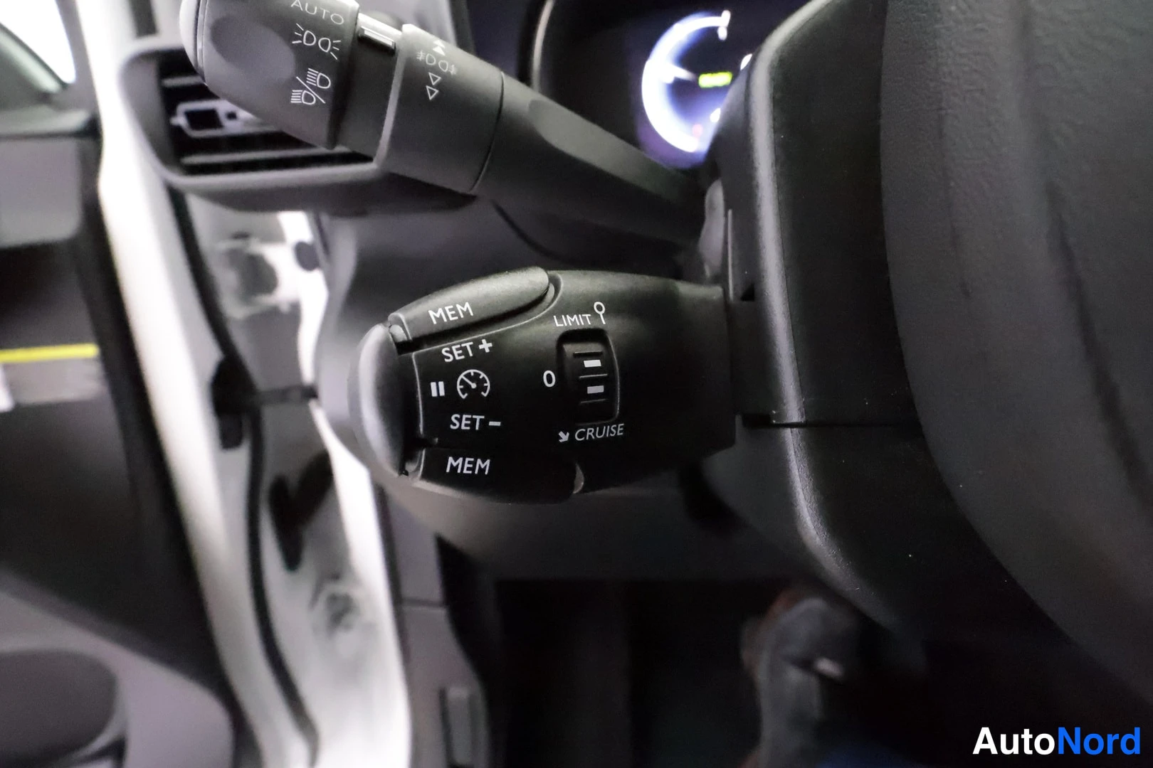 Yksityiskohta: Ohjaamon vivut: vakionopeudensäädin MEM, SET+, SET–, LIMIT ja CRUZE-merkinnöin, sekä valokatkaisija AUTO-asennossa.
