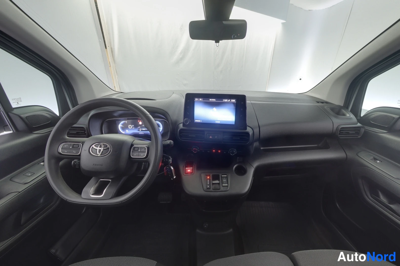 Muu: Toyota Proace Cityn ohjaamo: tumma kojelauta, monitoimiohjauspyörä, digitaalinen mittaristo ja keskitornin kosketusnäyttö.