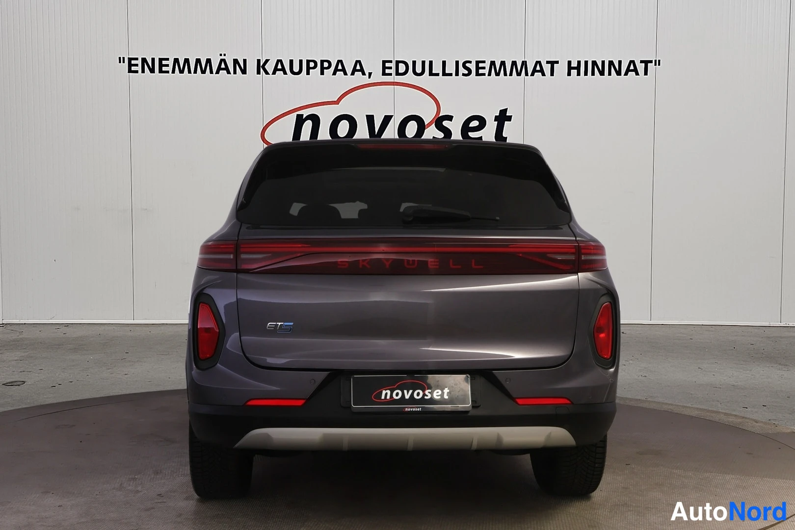 Takaa: Auto suoraan takaa, punaiset takavalot ja tummanharmaa takaosa.