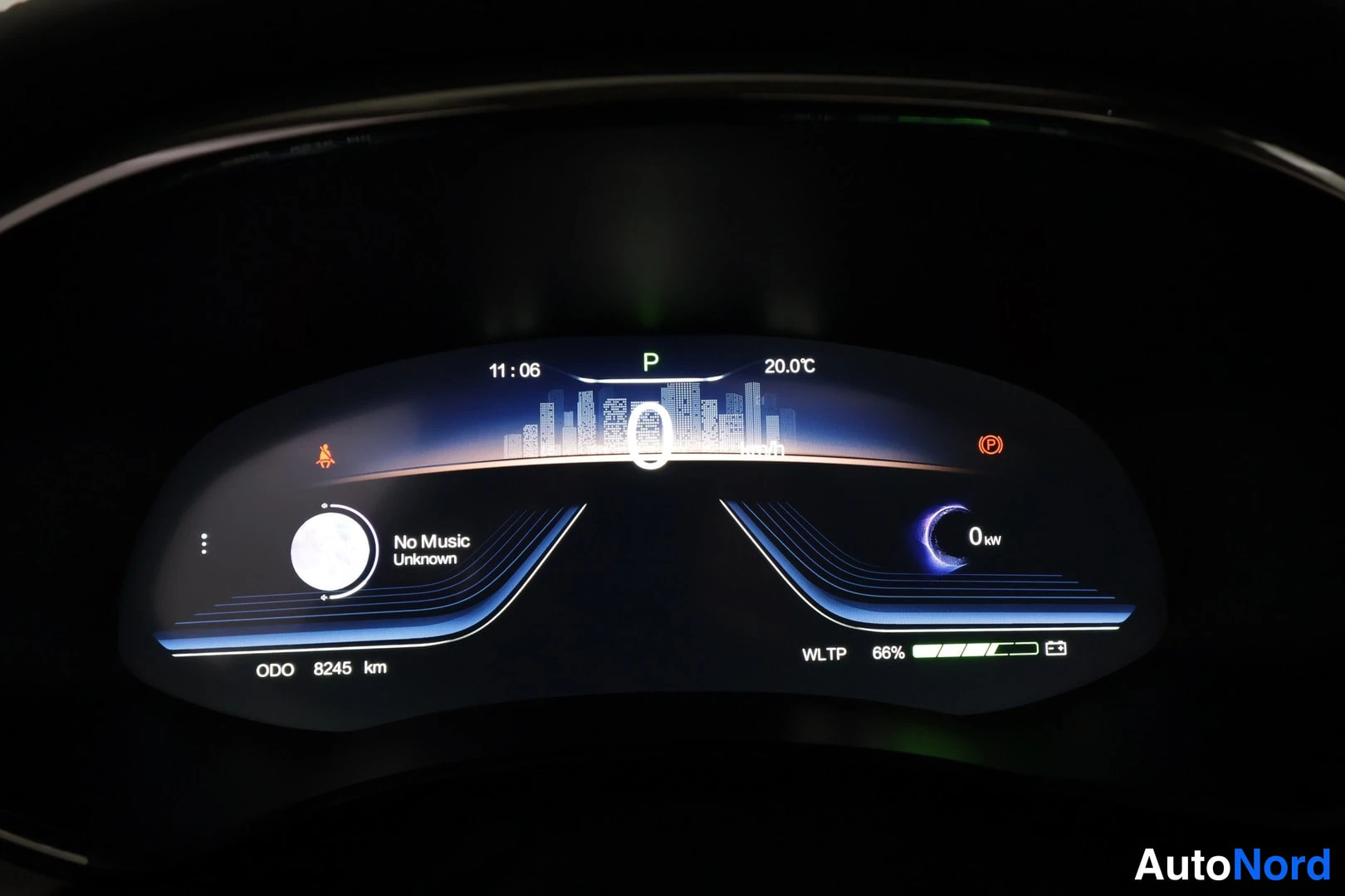 Muu: Digitaalinen mittaristo: ODO 8245 km, akku 66 %, P-vaihde, lämpötila 20,0 °C.