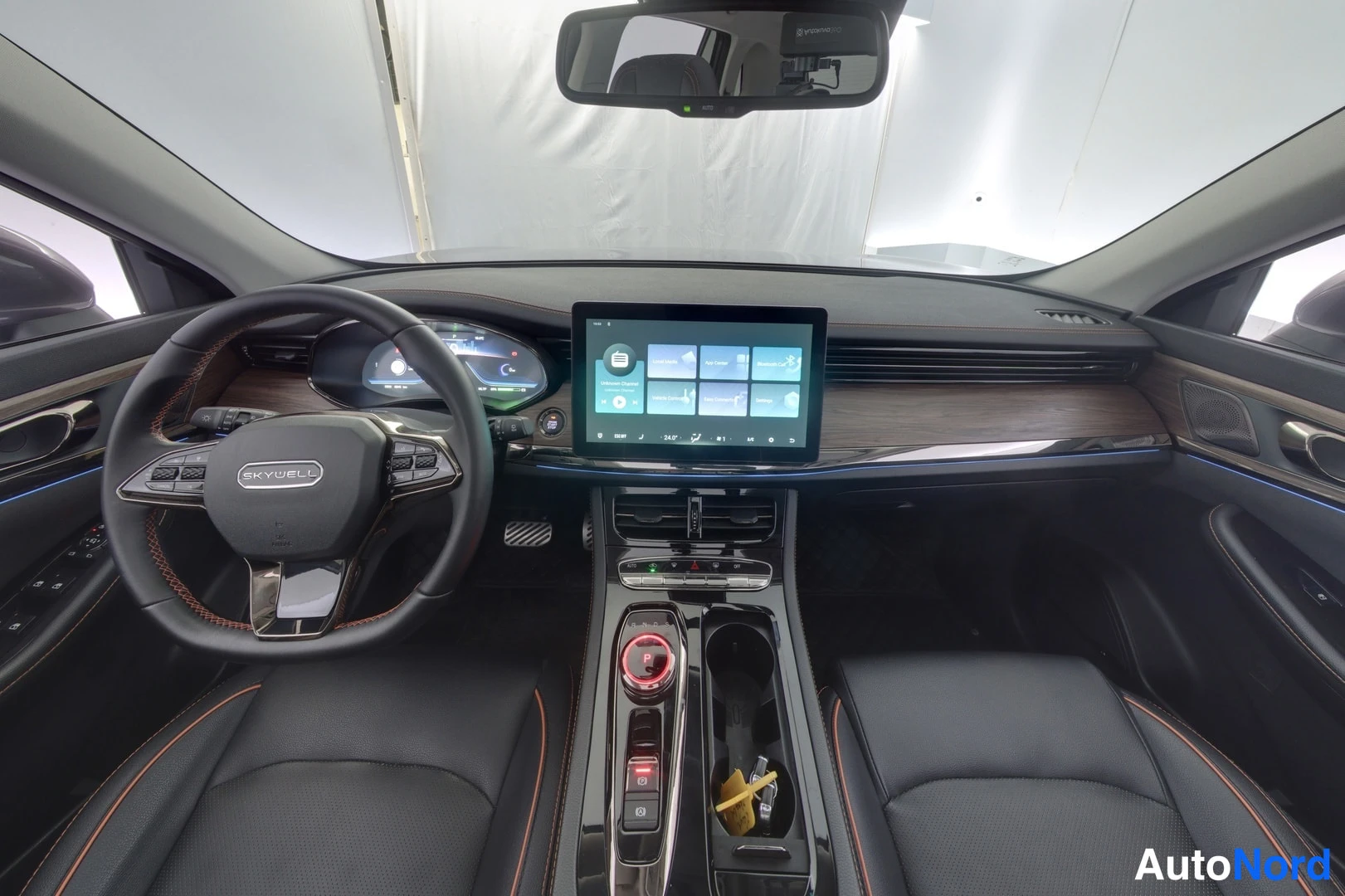 Ohjaamo: Cabin interior showing dashboard, multifunction steering wheel, large central infotainment screen, dual front seats and panoramic glass roof
