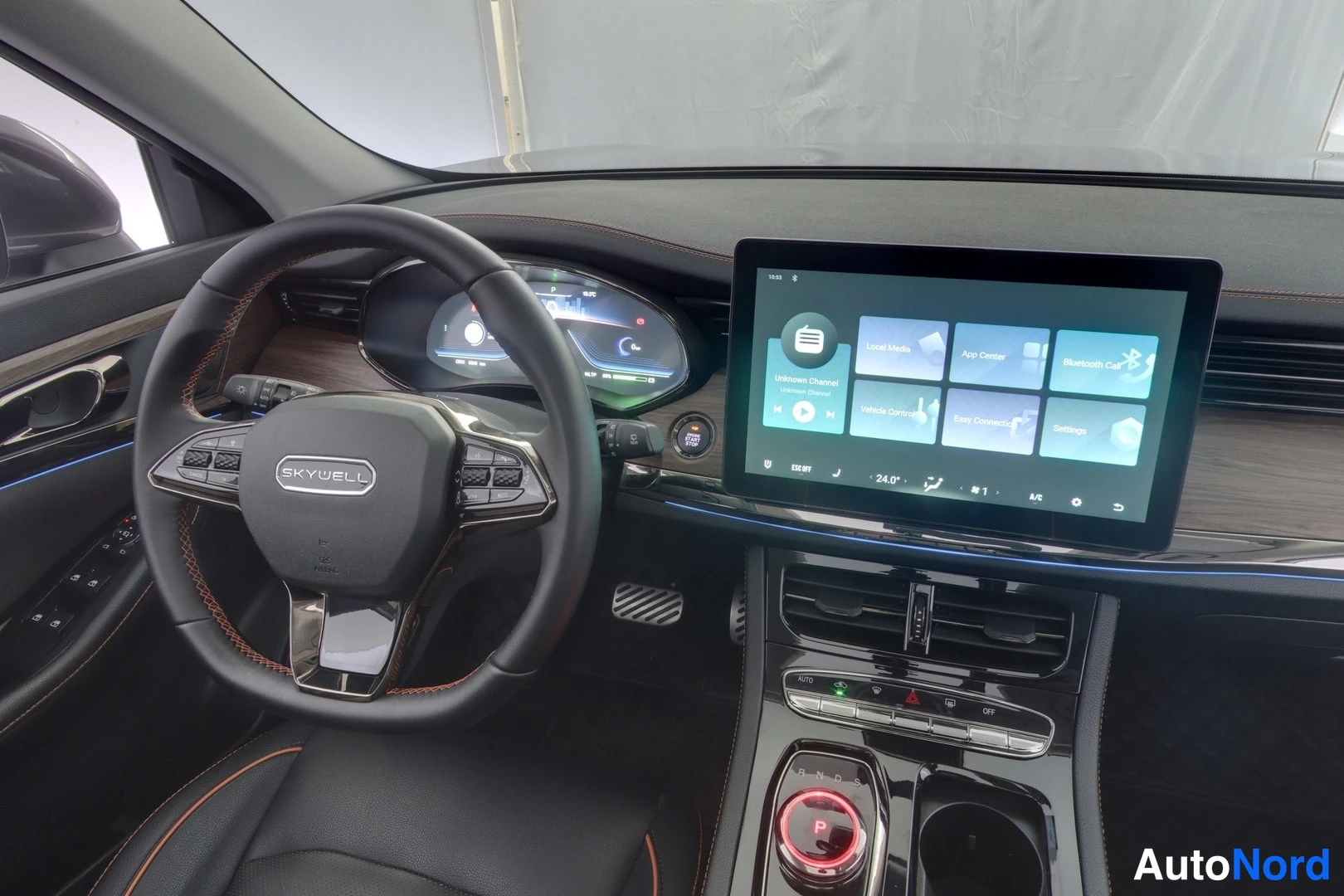 Etuistuimet: Close-up of the driver's cockpit featuring multifunction steering wheel, digital instrument cluster and active infotainment system