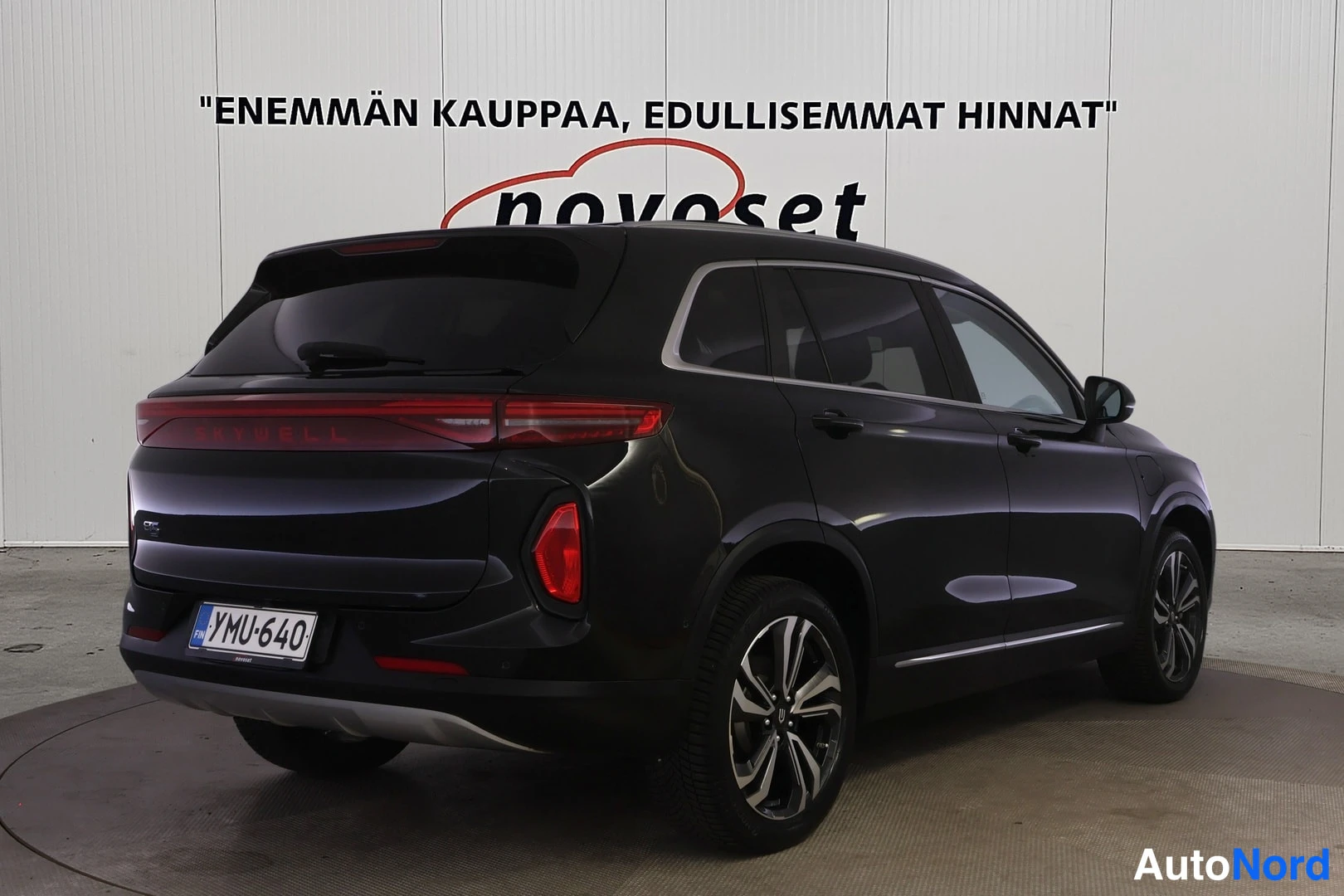 Takaviisto: Musta SUV takakulmakuvassa perä vasemmalla, kylki ja takavalot näkyvissä, rekisterikilpi.