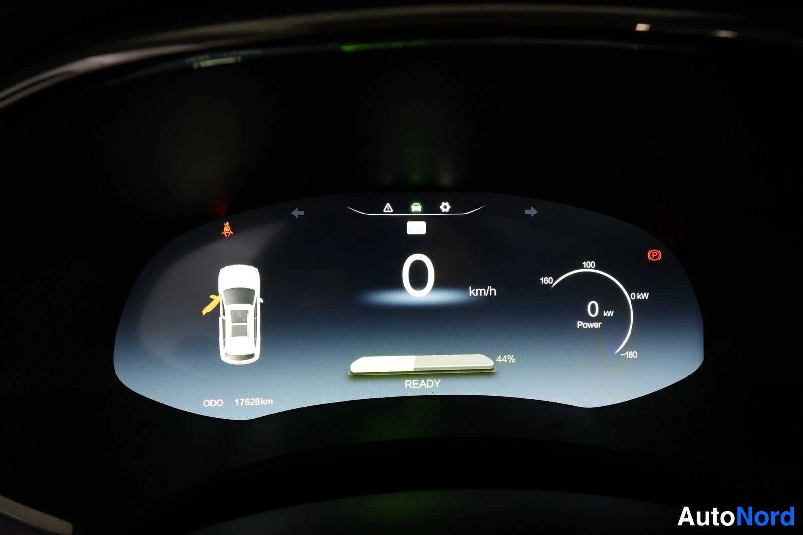 Yksityiskohta: Digitaalinen mittaristo näyttää nollaa km/h, READY-tilan, 44 % akkukehän, ODO 17628 km ja 0 kW tehonäytön; pieni auton kuva pyörähtäneenä.
