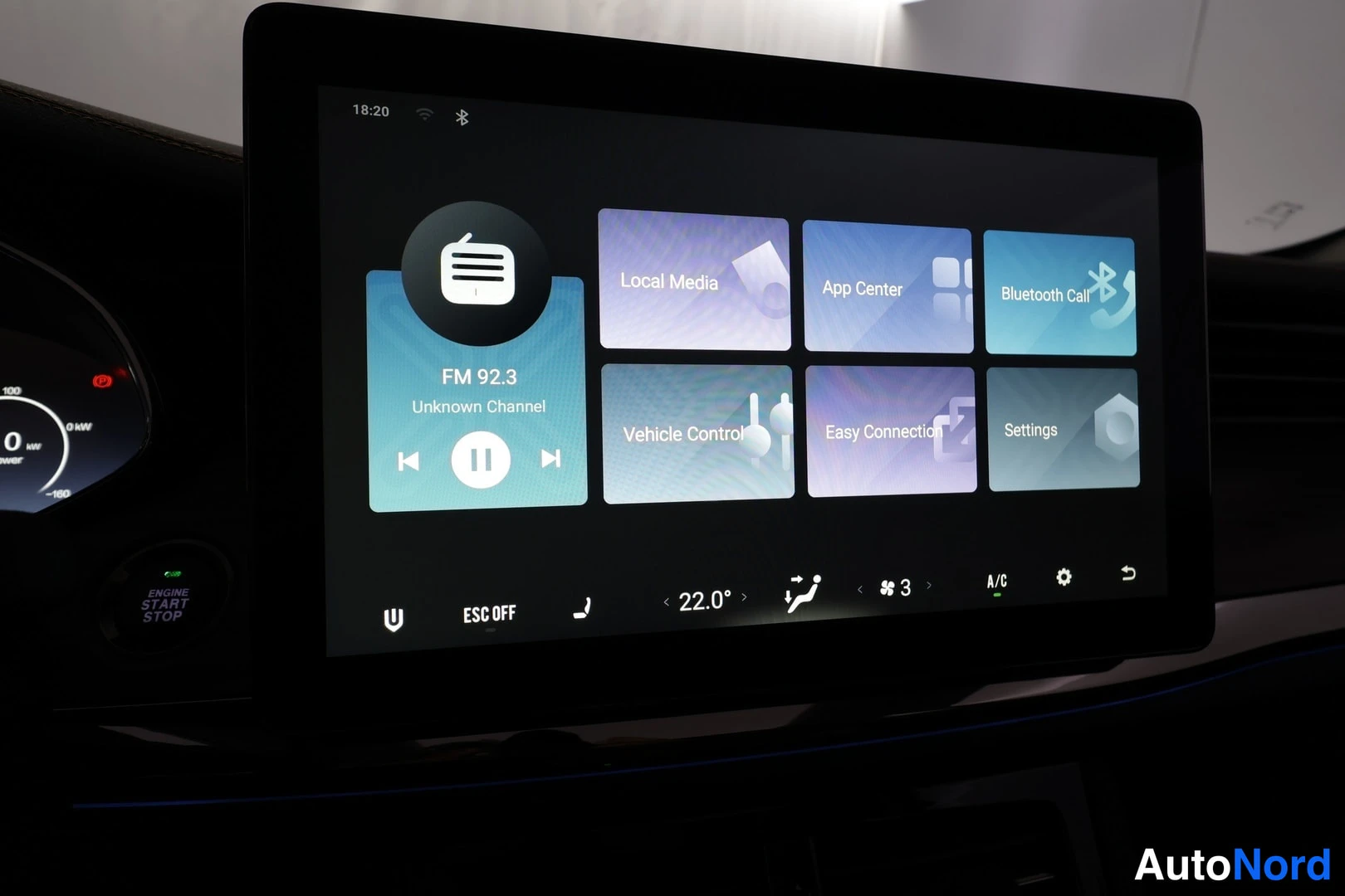 Yksityiskohta: Auton kojelaudan infotainment-näyttö, jolla näkyy FM 92.3 -radiosovellus sekä Local Media-, App Center-, Bluetooth Call-, Vehicle Control-, Easy Connection- ja