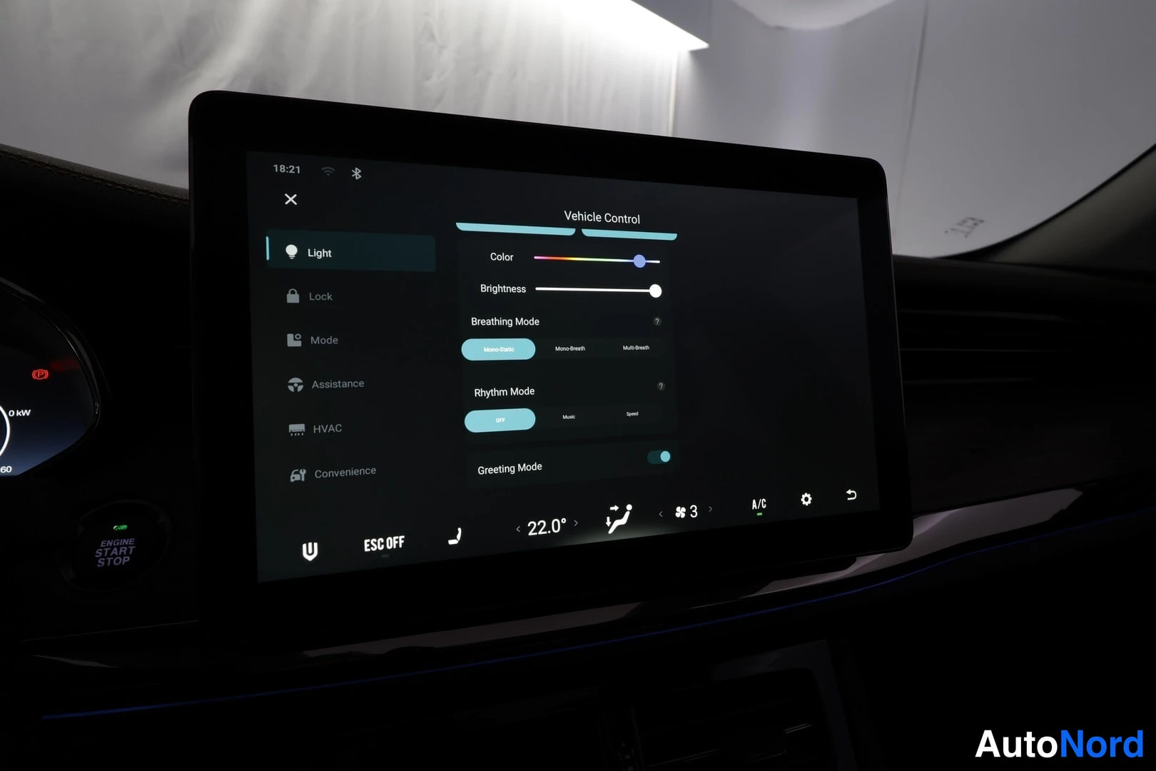 Yksityiskohta: Infotainment-näytön valaistusasetukset, joissa säädetään väriä ja kirkkautta sekä valitaan Breathing Mode ja Rhythm Mode; Greeting Mode on päällä.