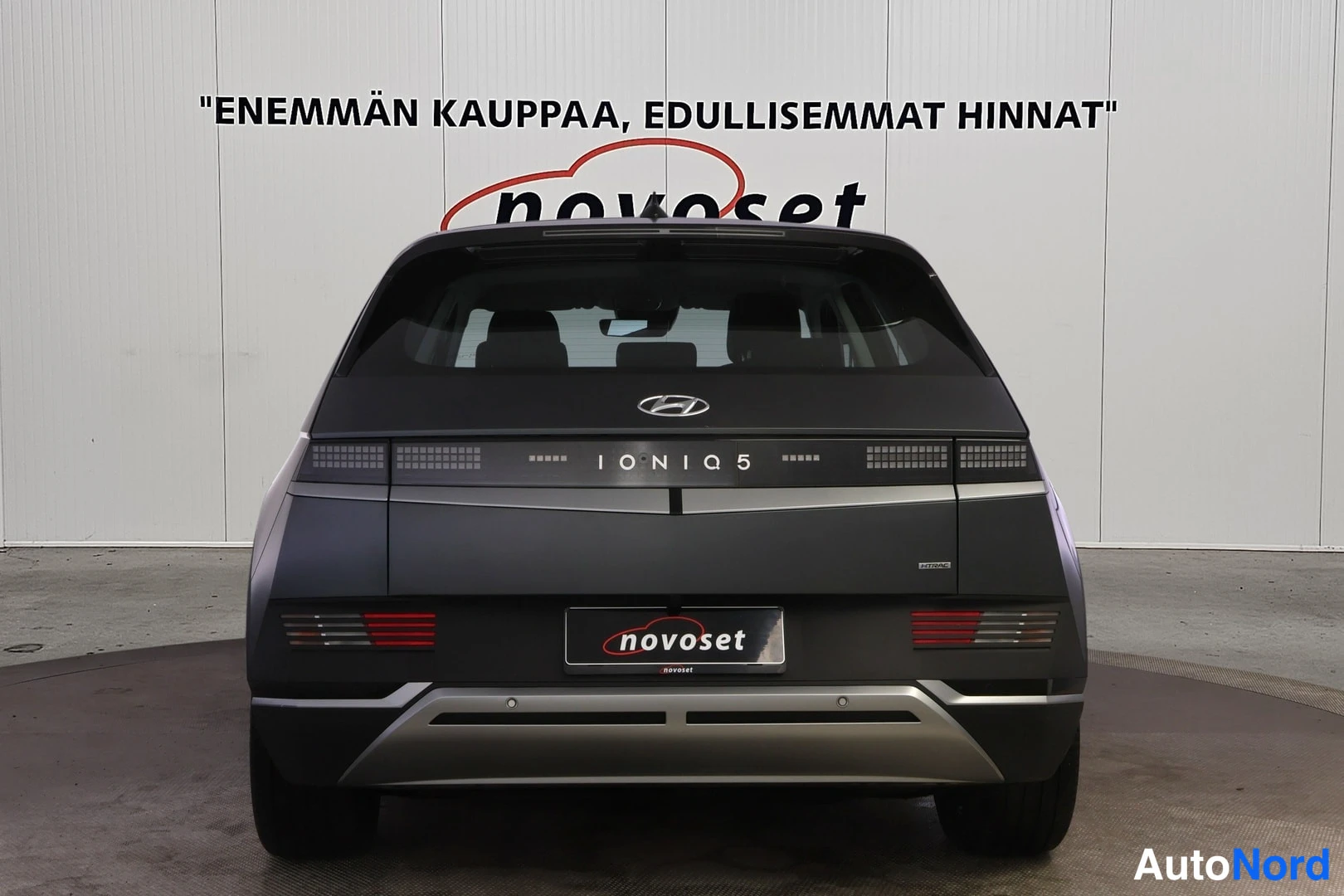 Takaa: Hyundai IONIQ 5 suoraan takaa, IONIQ 5 -teksti ja kiiltävät takavalot.