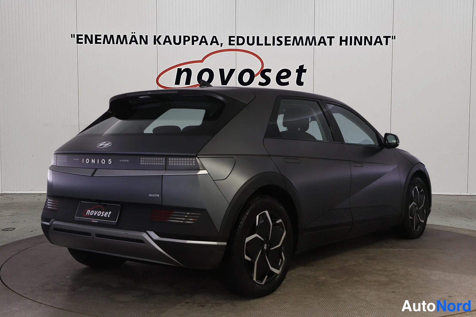 Takaviisto: Hyundai IONIQ 5 takakulmasta oikealta, tummanharmaa kori ja monipuoliset vanteet.