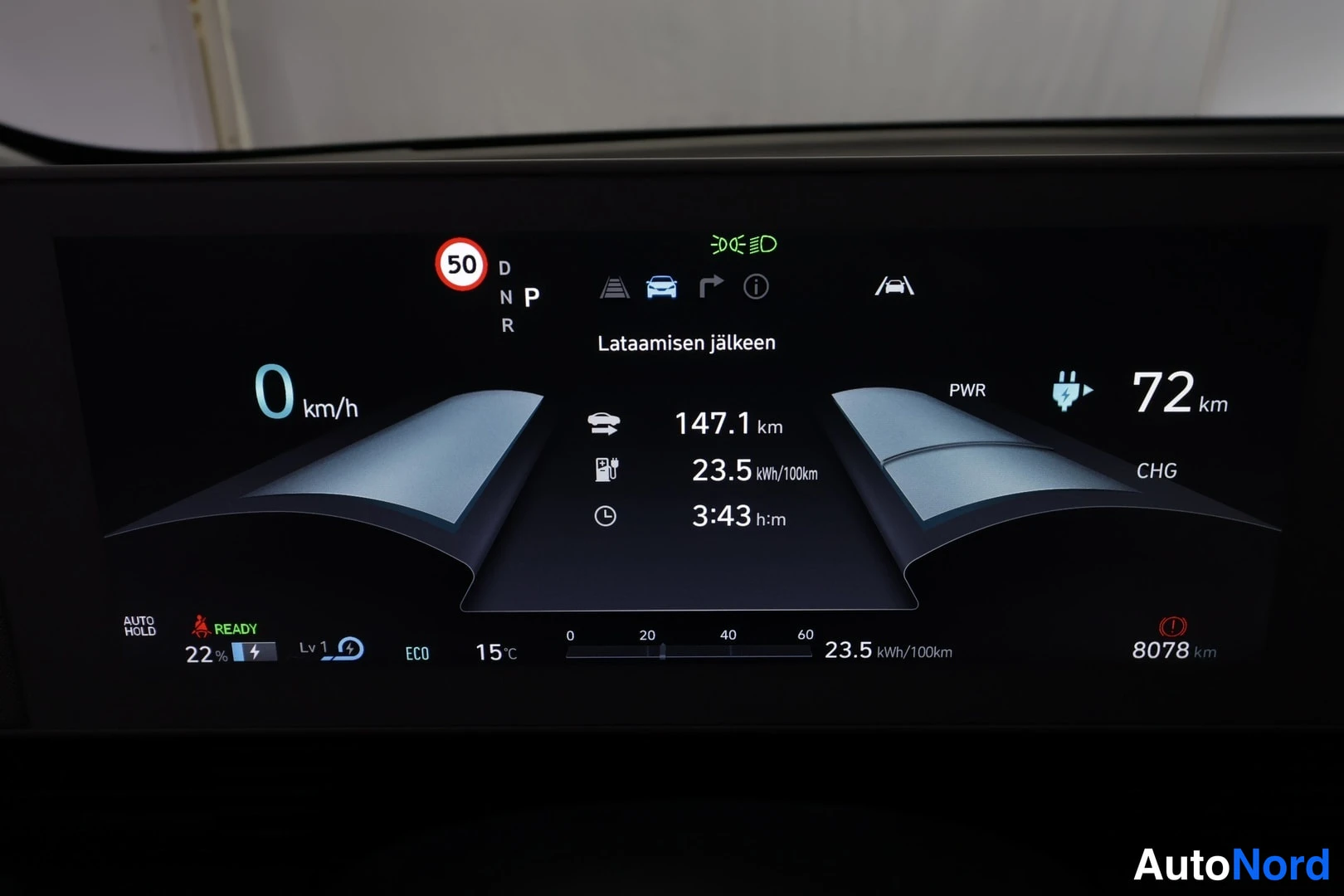 Yksityiskohta: Sähköauton mittaristonäyttö latauksen jälkeen: nopeus 0 km/h, vaatimaton kulutus 23,5 kWh/100 km, ajettu 147,1 km, toimintamatka 72 km, kokonaislukema 8078 km.