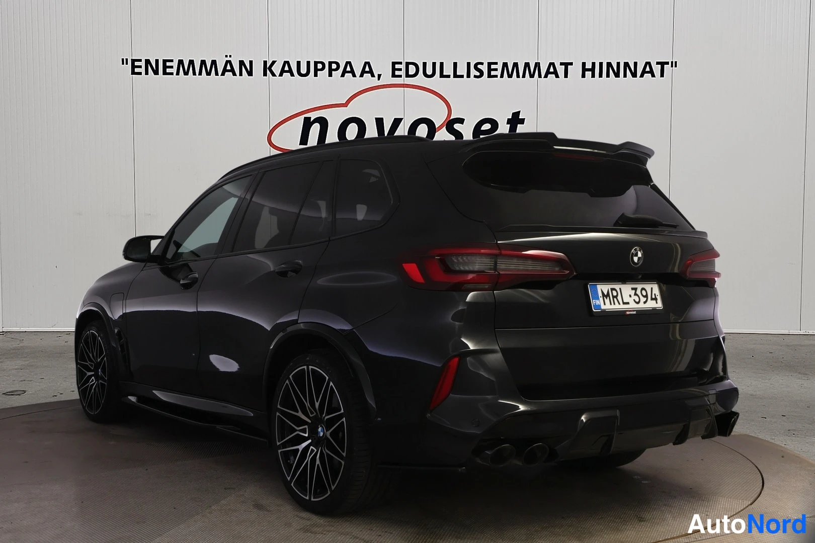 Takaviisto: Musta BMW X5 takaa vasemmalta kuvattuna, rekisterikilpi.