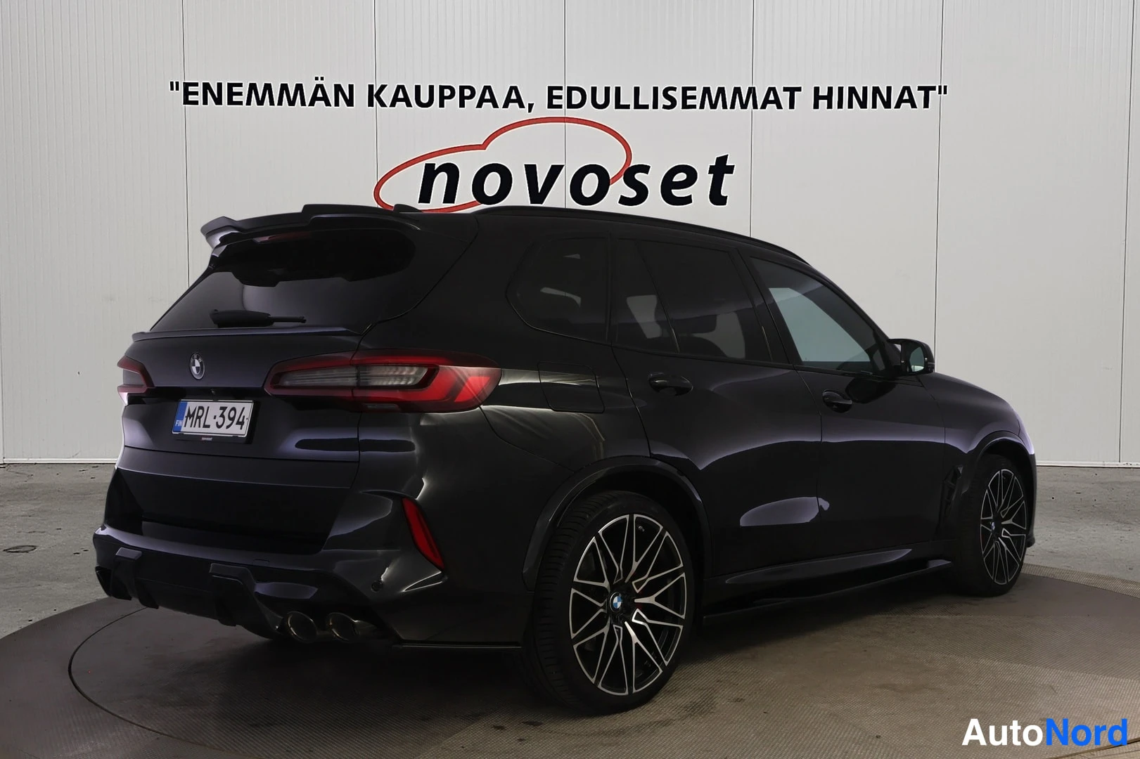 Takaviisto: Musta BMW X5 takaa oikealta kuvattuna, rekisterikilpi.