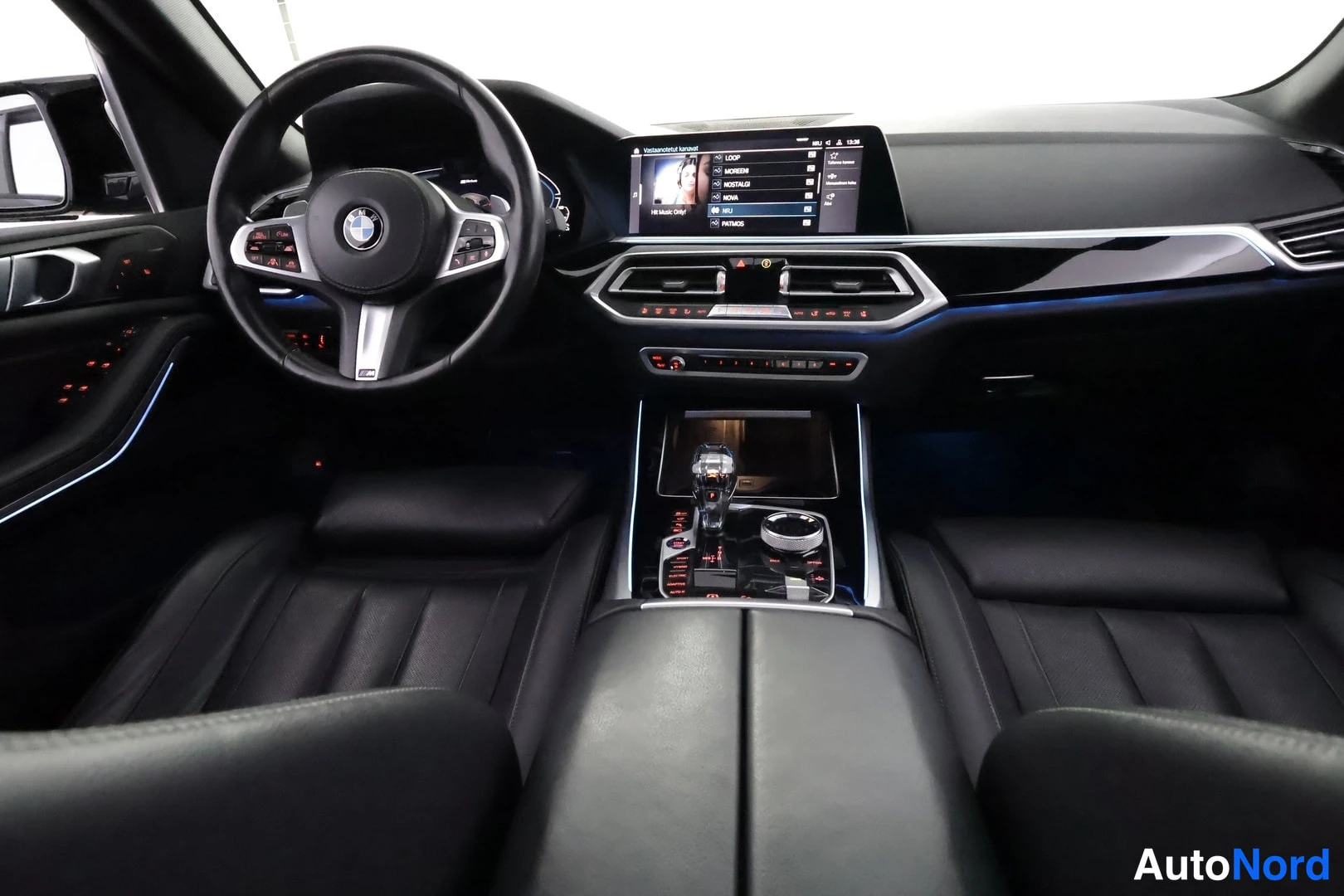 Muu: Ohjaamo haarukasta: BMW-ohjauspyörä, keskikonsolin vaihteenvalitsin ja iDrive-ohjain, kosketusnäyttö radiolistalla, tummat nahkapenkit.