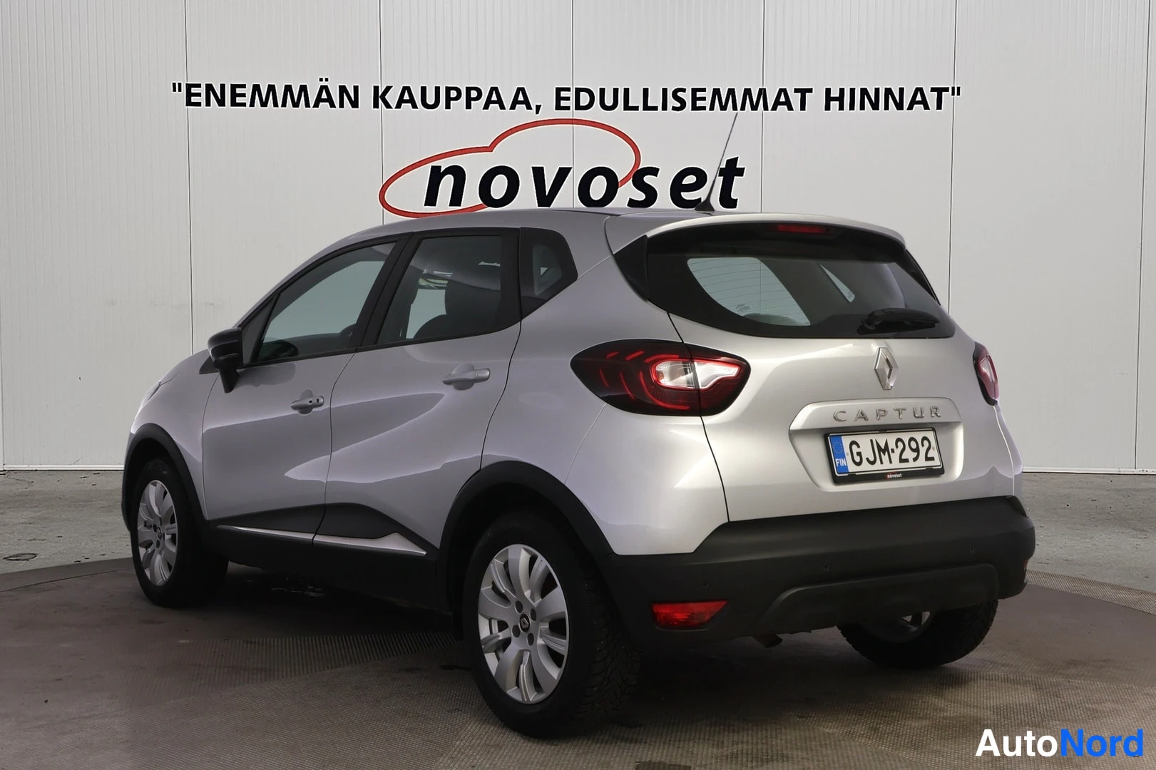 Takaviisto: Hopeinen Renault Captur takakulmasta kuvattuna, takavalot, CAPTUR-merkintä ja rekisterikilpi näkyvissä.