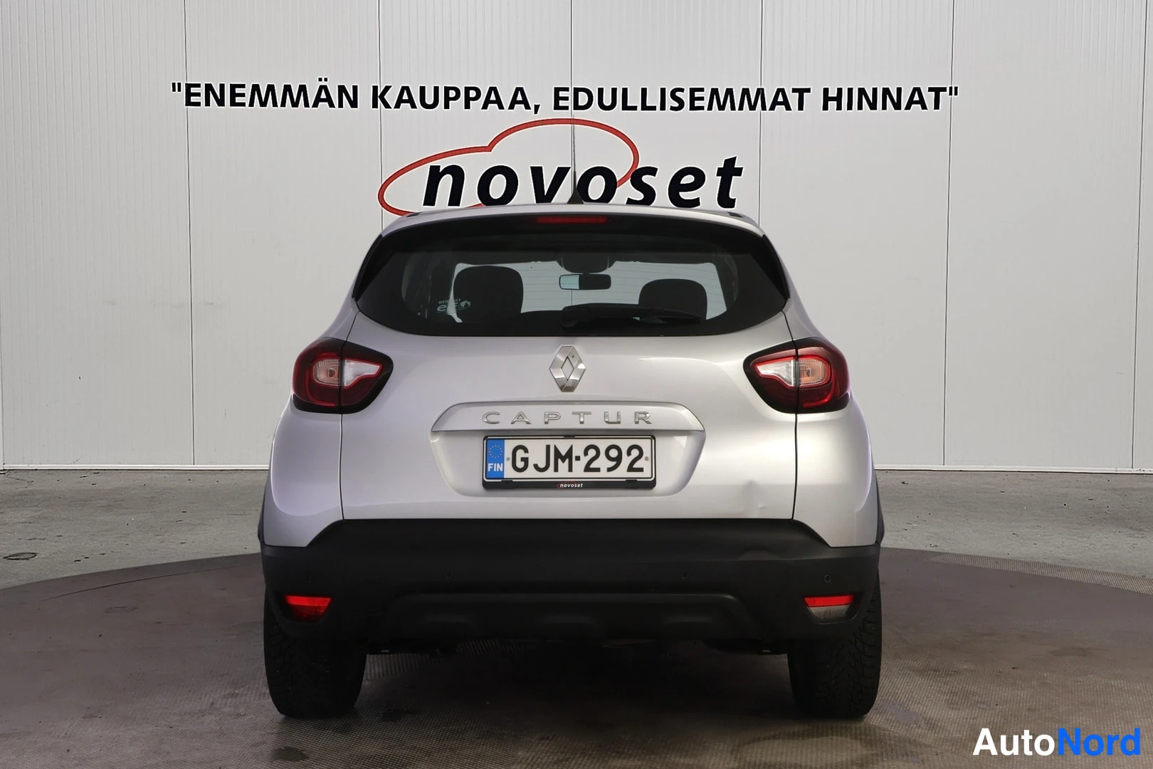 Takaa: Hopeinen Renault Captur suoraan takaa kuvattuna, takavalot, CAPTUR-kirjoitus ja rekisterikilpi näkyvissä.