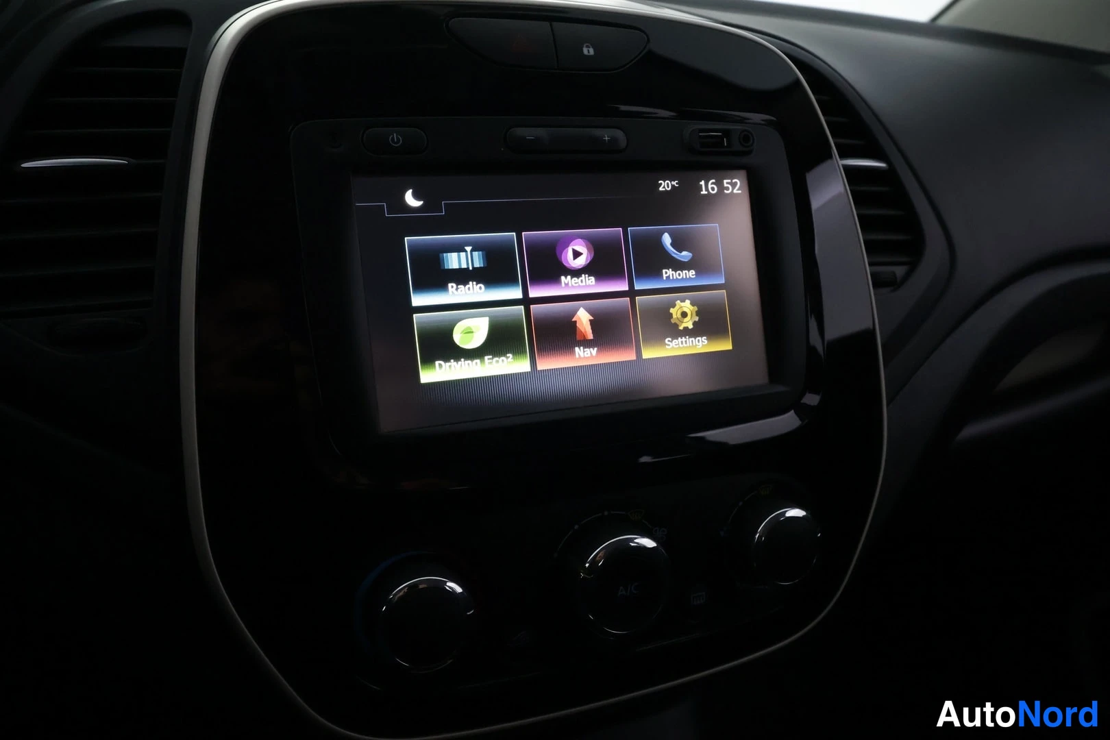 Muu: Renault Capturin kojelaudan kosketusnäyttö, jossa valikko Radio-, Media-, Phone-, Driving Eco²-, Nav- ja Settings-toiminnoista; lämpötila 20°C ja kello 16:52 nä