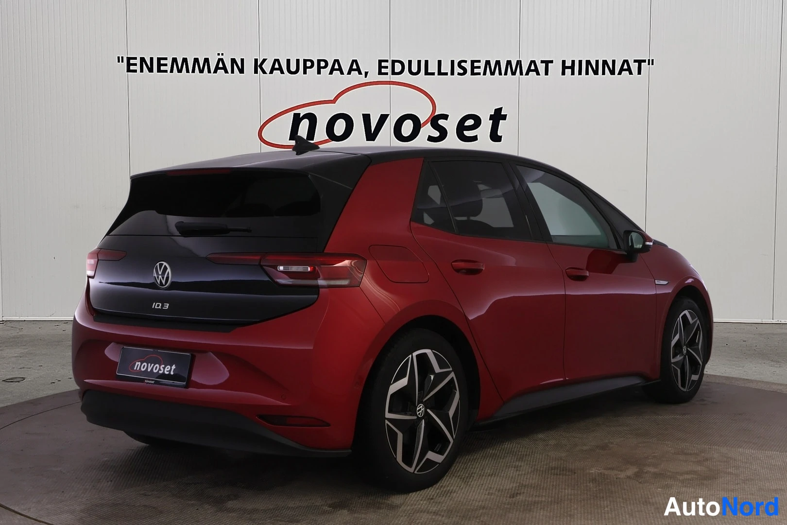 Takaviisto: Punainen Volkswagen ID.3 takakulmakuvassa oikealta; musta katto ja takapaneeli, ID.3-tunnus takaluukussa.