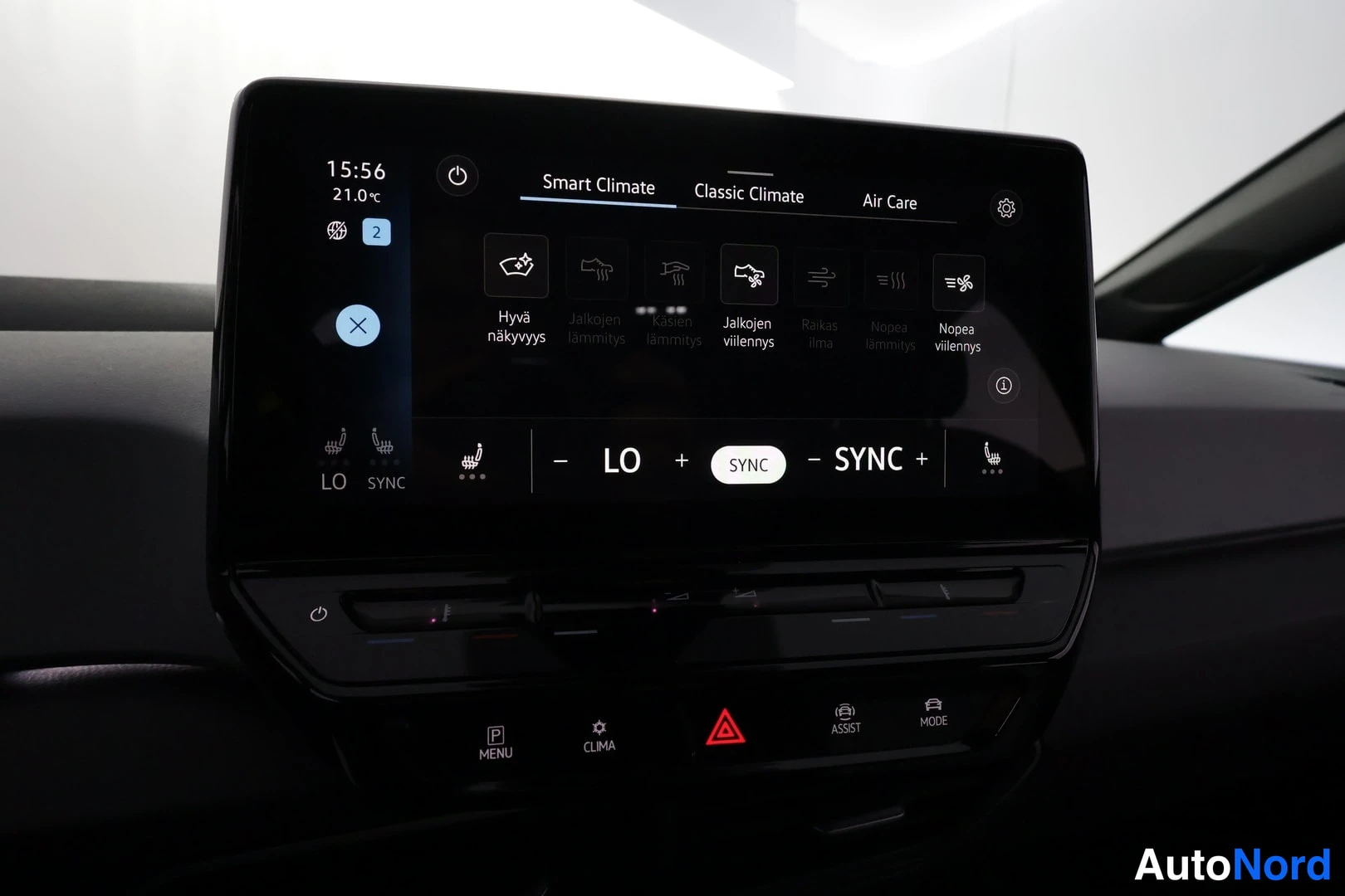 Muu: Infotainment-näyttö Smart Climate -valikossa, jossa suomenkieliset toiminnot kuten Hyvä näkyvyys ja Takojen viilennys.