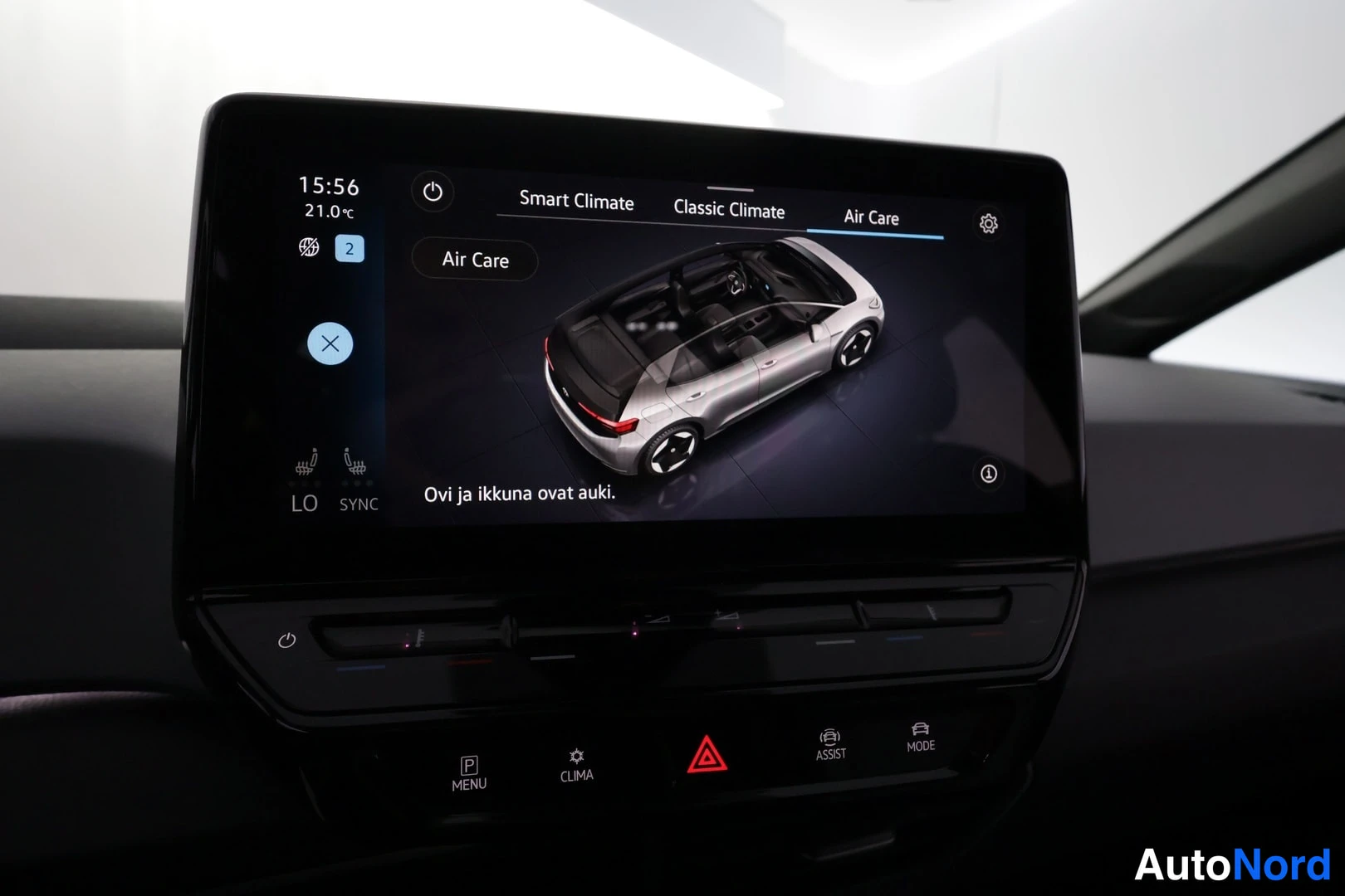 Muu: Infotainment-näyttö Air Care -valikossa tekstillä 'Ovi ja ikkuna ovat auki' ja auton kuvituskuva.