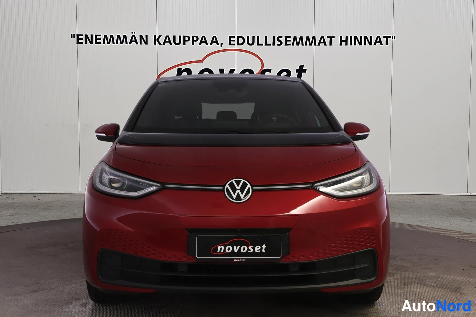 Edestä: A front-on photograph of the same red Volkswagen ID.3 with visible VW emblem.