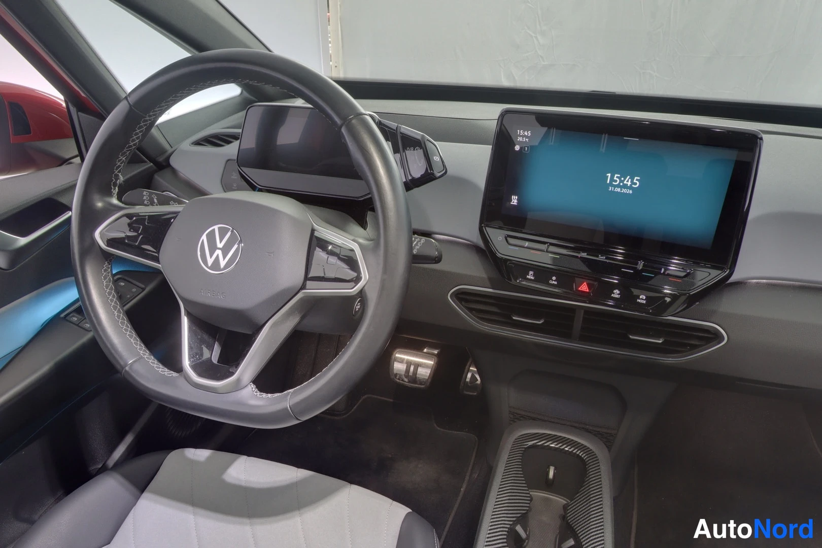 Yksityiskohta: Closer interior shot focusing on the steering wheel, instrument display, and part of the infotainment system.