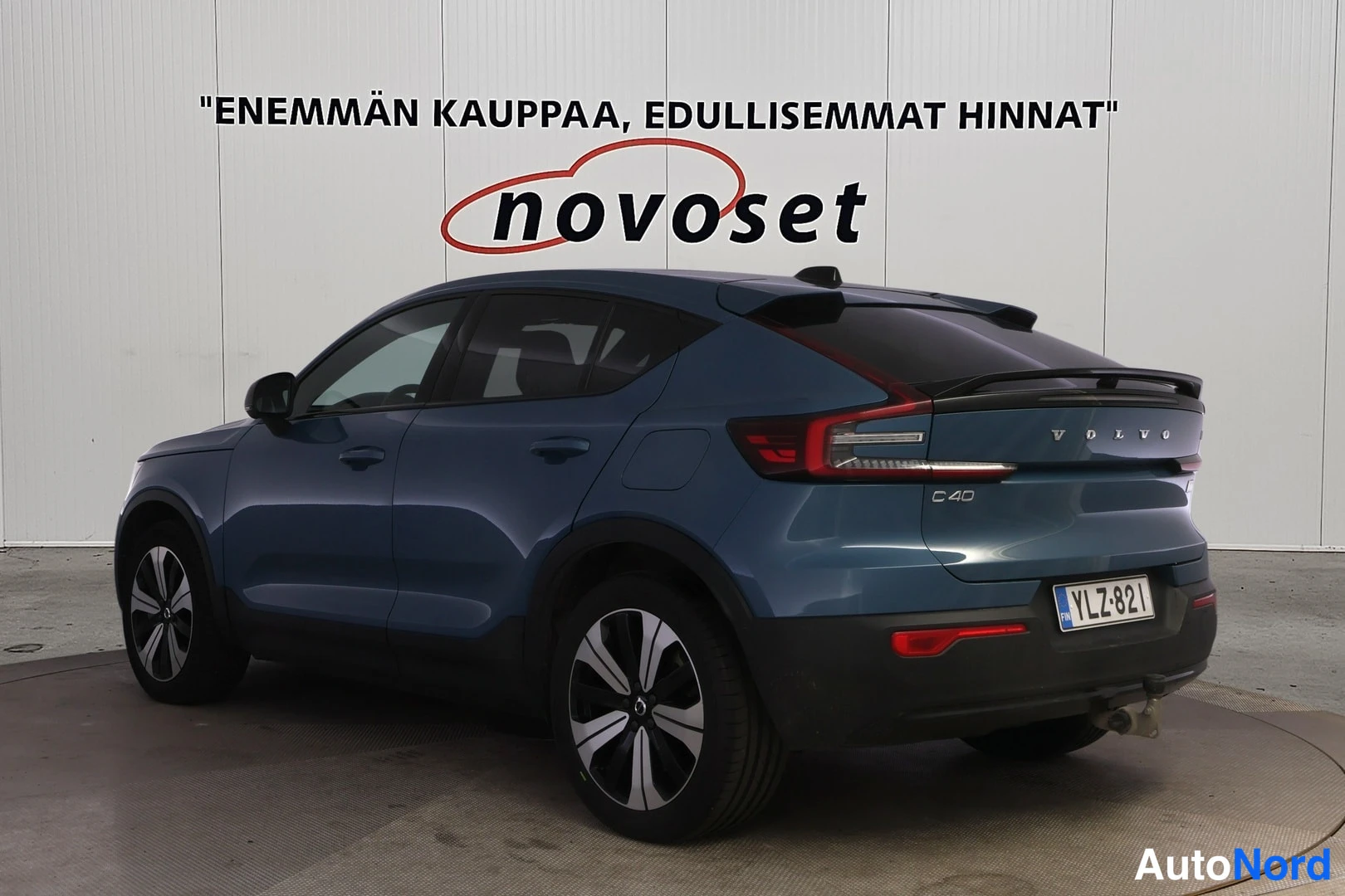 Takaviisto: Sininen Volvo C40 -coupésuvun takakulmanäyttö, rekisteritunnus, valkoinen studiovarustus