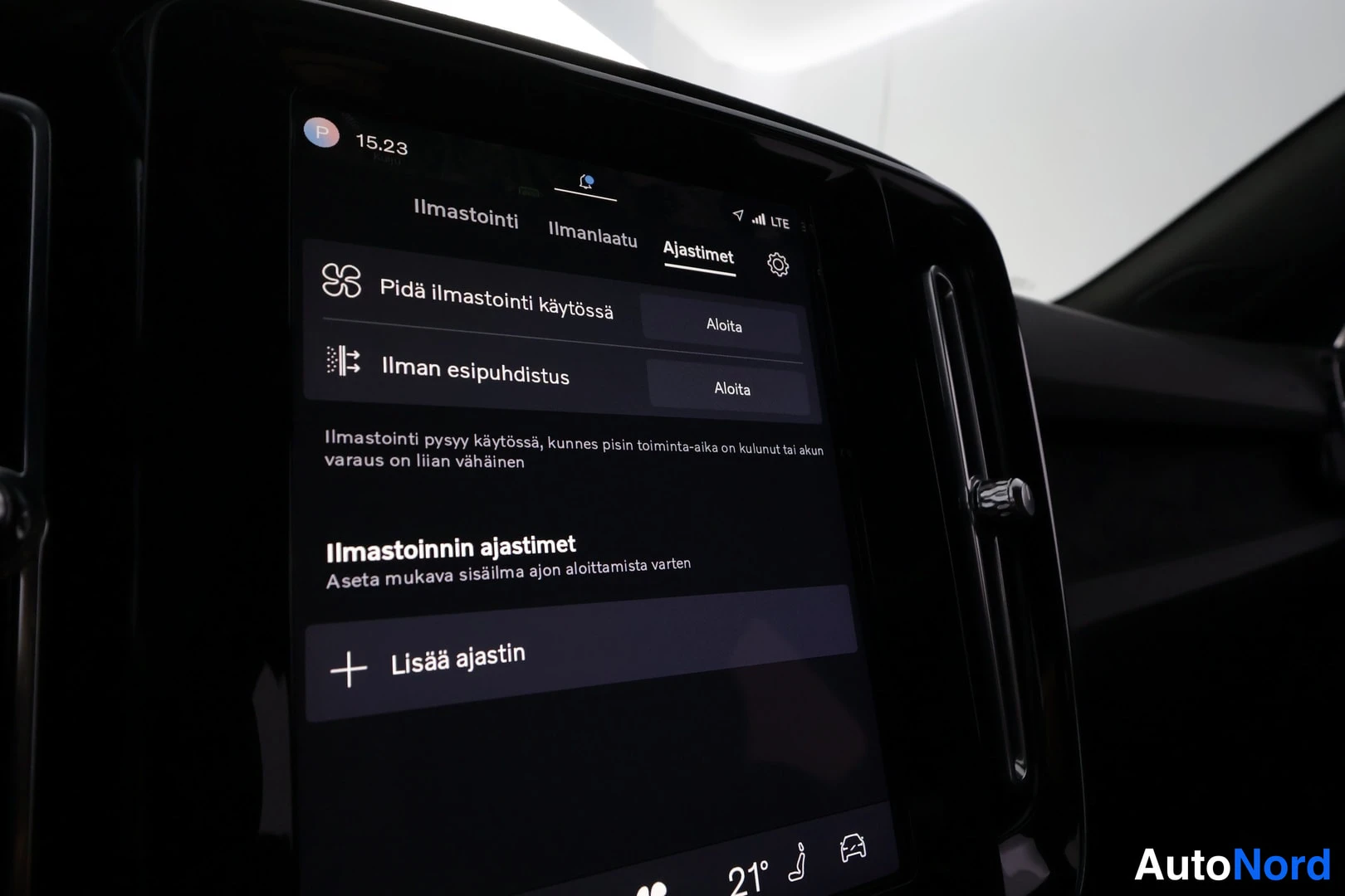 Muu: Keskirivin infotainmentnäyttö Ajastimet-näkymässä valinnoilla Pidä ilmastointi käytössä, Ilman esipuhdistus ja Lisää ajastin.