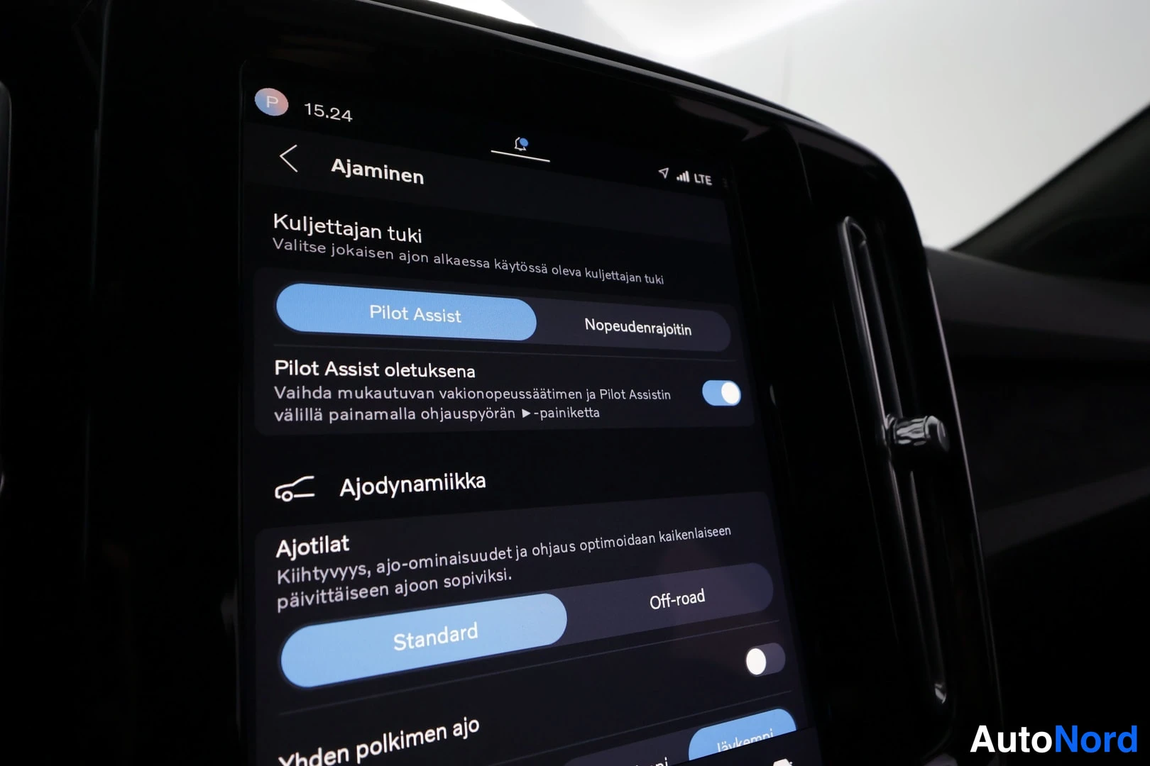 Etuviisto: Auto näytöllä, joka näkyy sovelluksena.