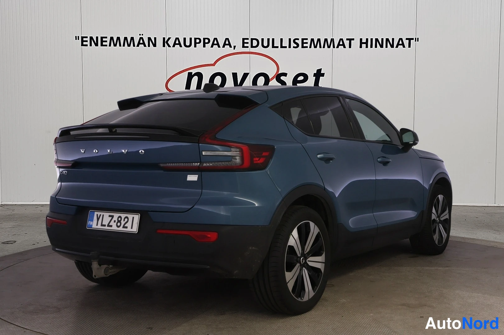 Takaviisto: Sinisenüzeline Volvo-peräkolmiai takaa-oikealta kuvattuna rekisterillä