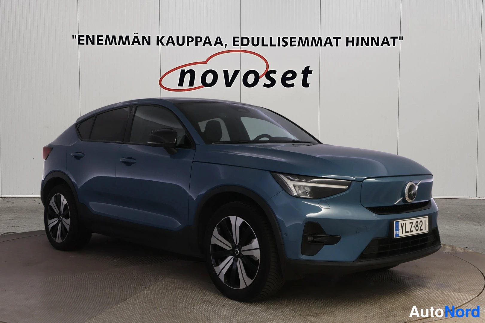 Etuviisto, nokka oikealle: Sininen Volvo C40 kuvattuna etukulmasta, keula kuvan oikealla laidalla, kylki ja etugrilli näkyvät.