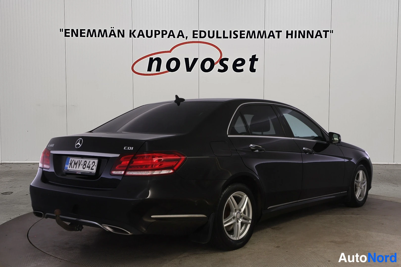 Takaviisto: Mustan sedanin takakulma vastakkaisesta suunnasta: perässä E 220- ja CDI-merkit, takavalot, kylki ja kevytmetallivanteet näkyvillä.