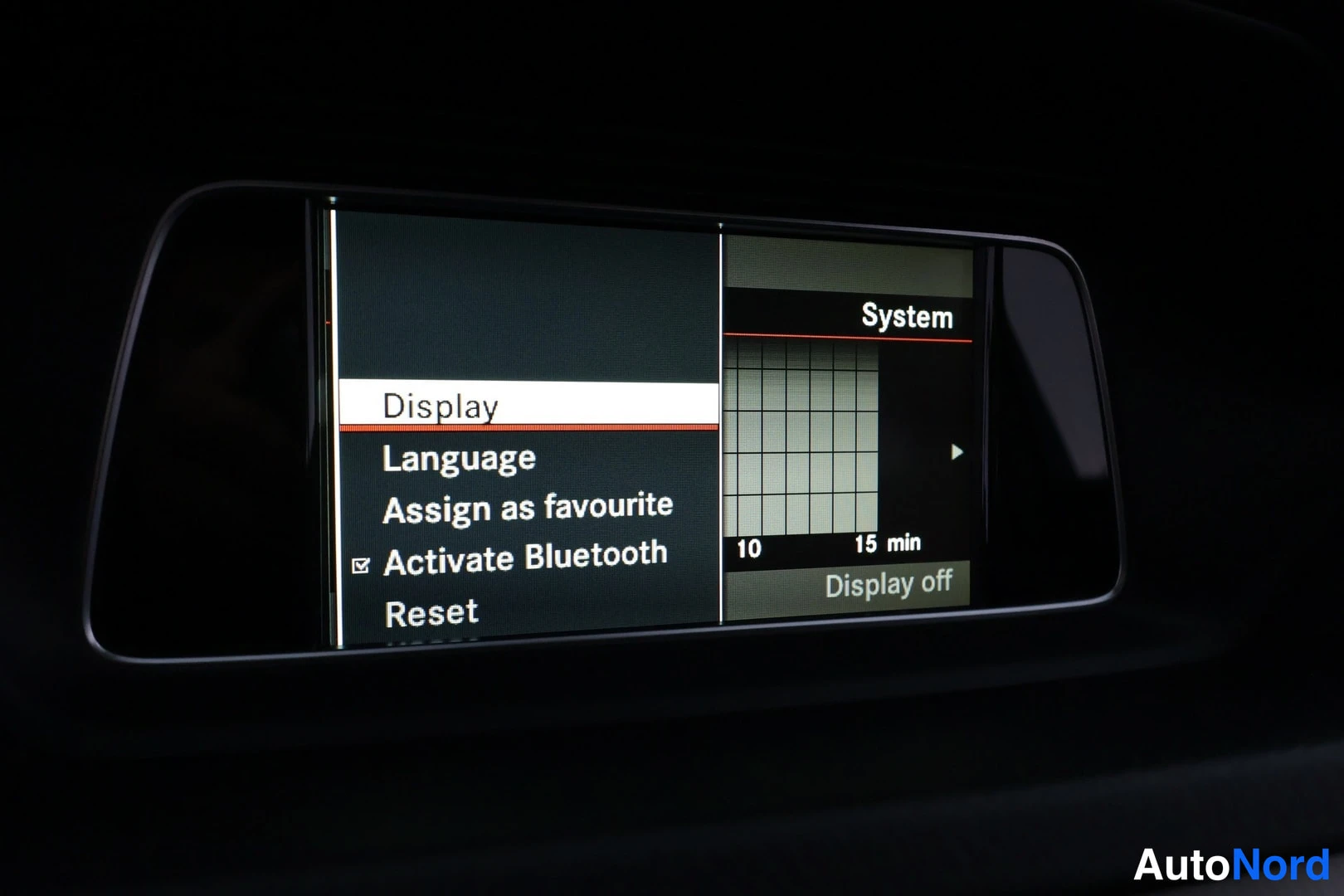 Yksityiskohta: Infotainment-järjestelmän asetusvalikko: Display, Language, Assign as favourite, Activate Bluetooth (rastitettu) ja Reset.