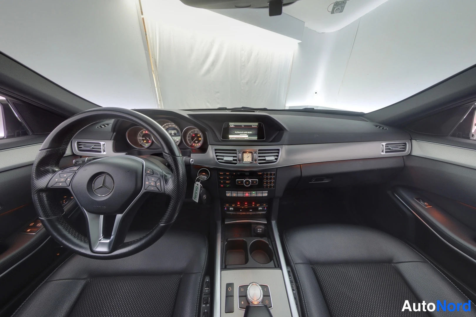 Muu: Mercedes-Benzin sisätilat: ohjauspyörä, kojelauta, keskikonsoli ja infotainmentnäyttö.