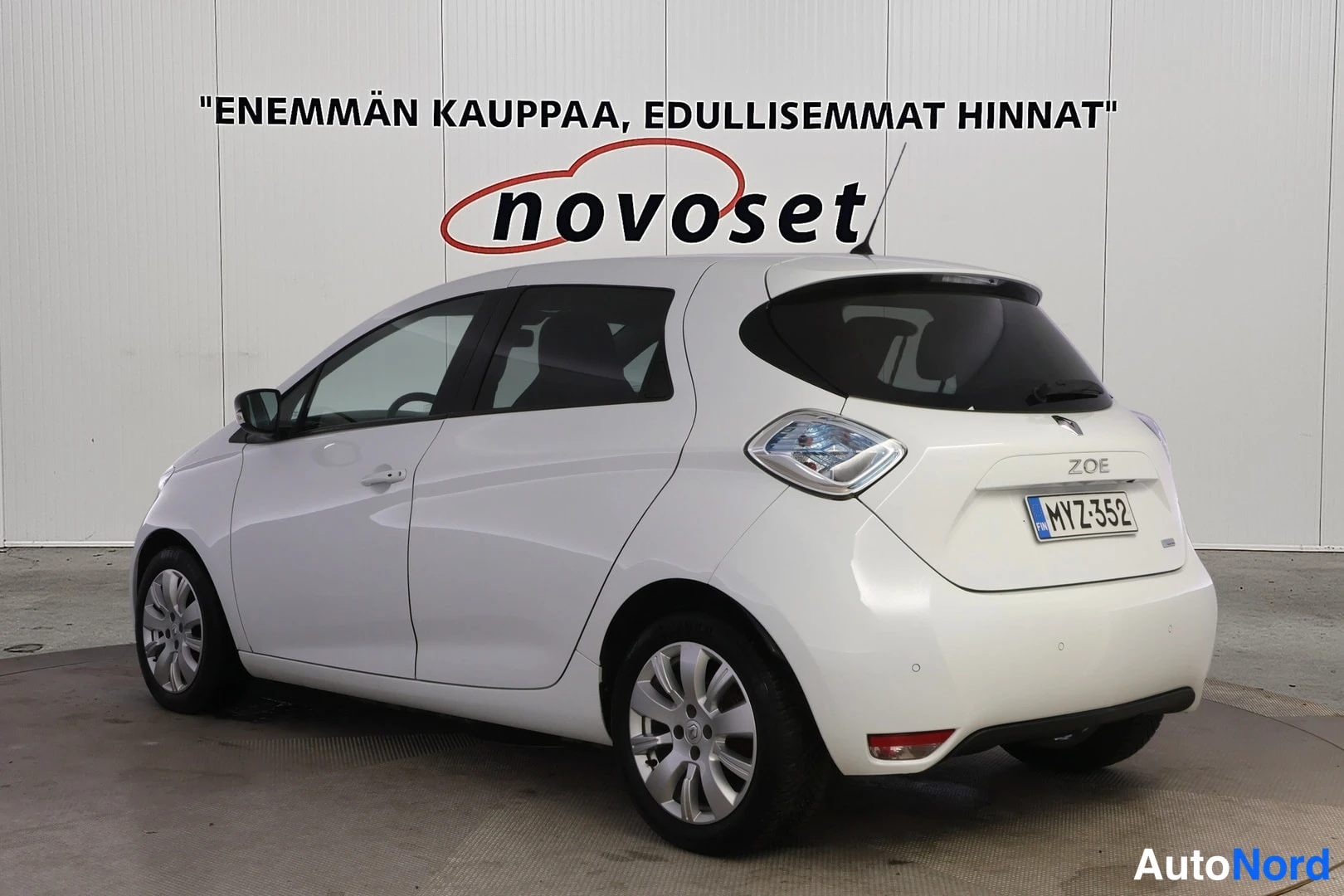 Takaviisto: Valkoinen Renault Zoe vinosti takavasemmalta kuvattuna, perällä ZOE-merkintä, rekisteritunnus.