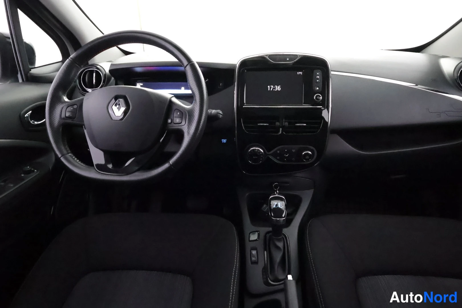 Yksityiskohta: Ohjaamo vasemmalta: Renault-logollinen ratin näppäimet, kosketusnäytöllä kello 17:36 ja automaattivaihteiston valitsin.
