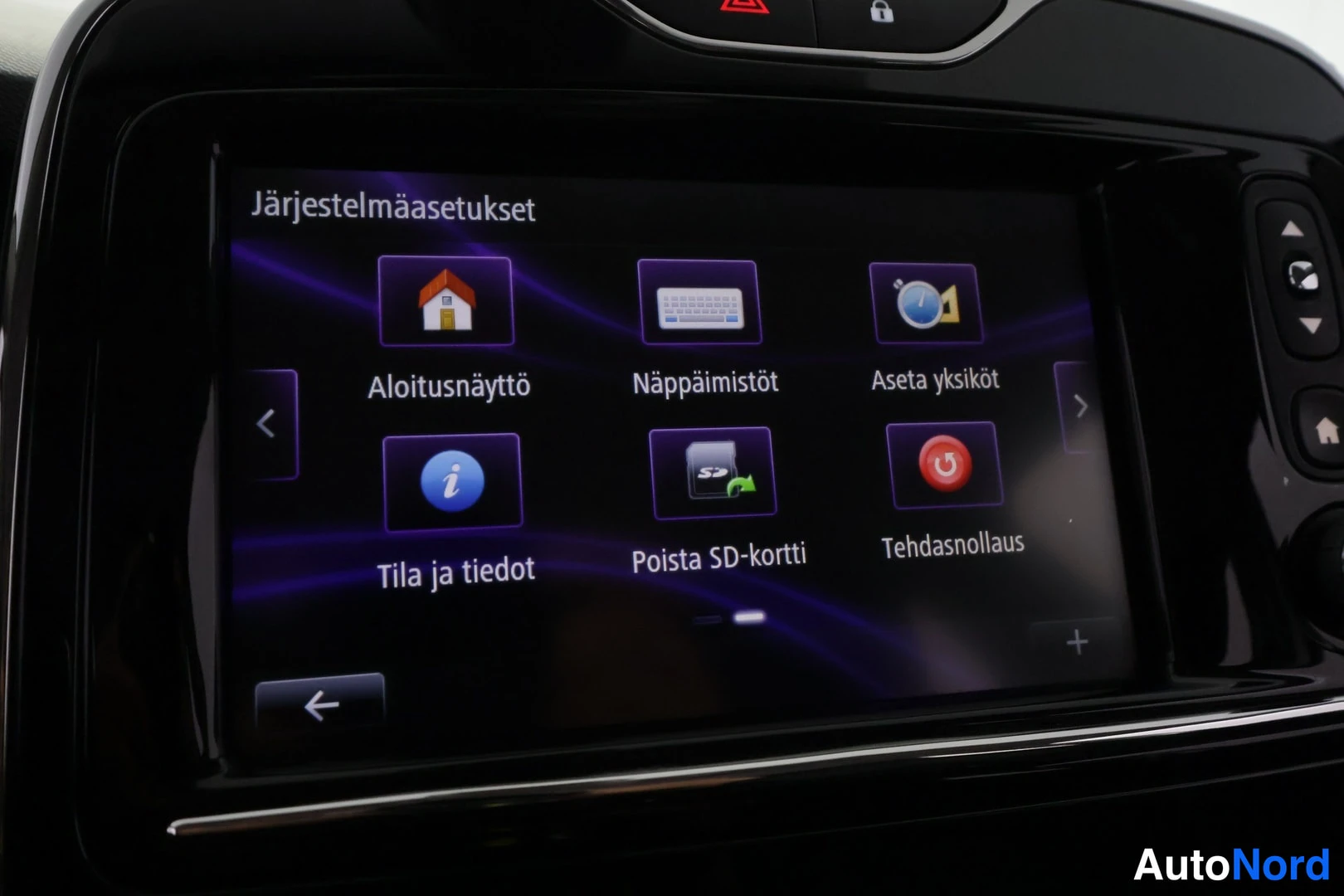 Yksityiskohta: Renault Zoén kosketusnäytön Järjestelmäasetukset-valikko
