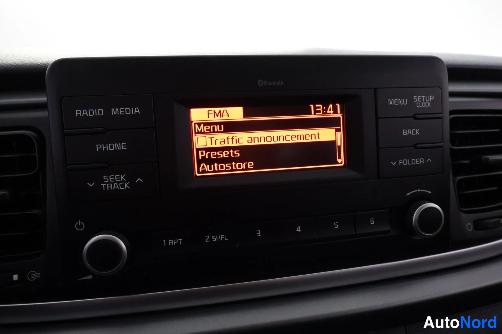 Yksityiskohta: Radion näyttö valikossa: Traffic announcement, Presets ja Autostore vaihtoehtoina.