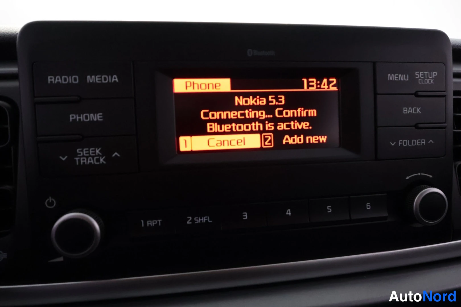 Muu: Autoradion näytöllä teksti 'Nokia 5.3 – Connecting... Confirm Bluetooth is active.' ja kello 13:42.