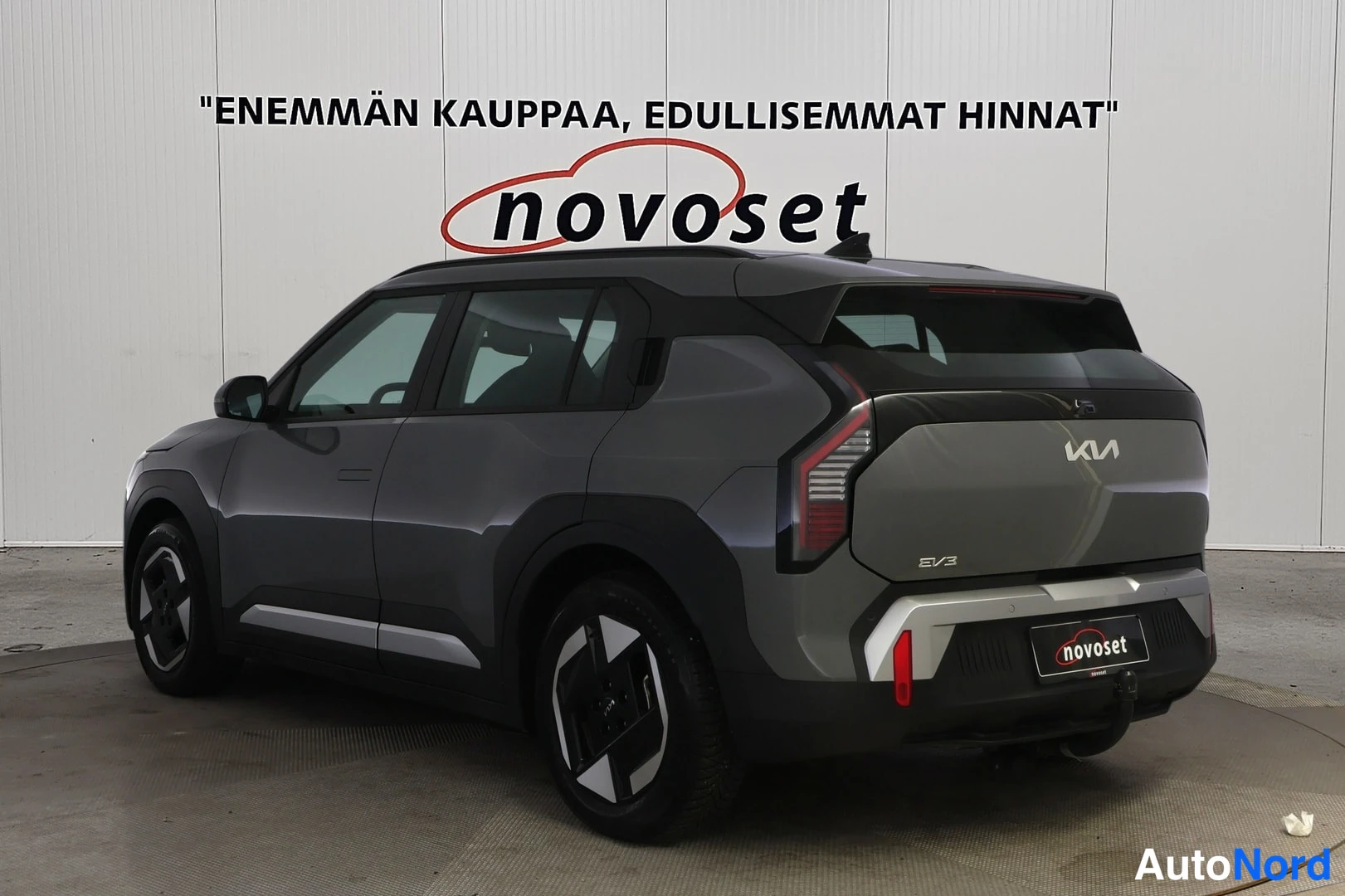 Takaviisto: Kia EV3 takaviistosta vasemmalta kuvattuna; tummanharmaa kori, EV3-merkki takaluukussa.