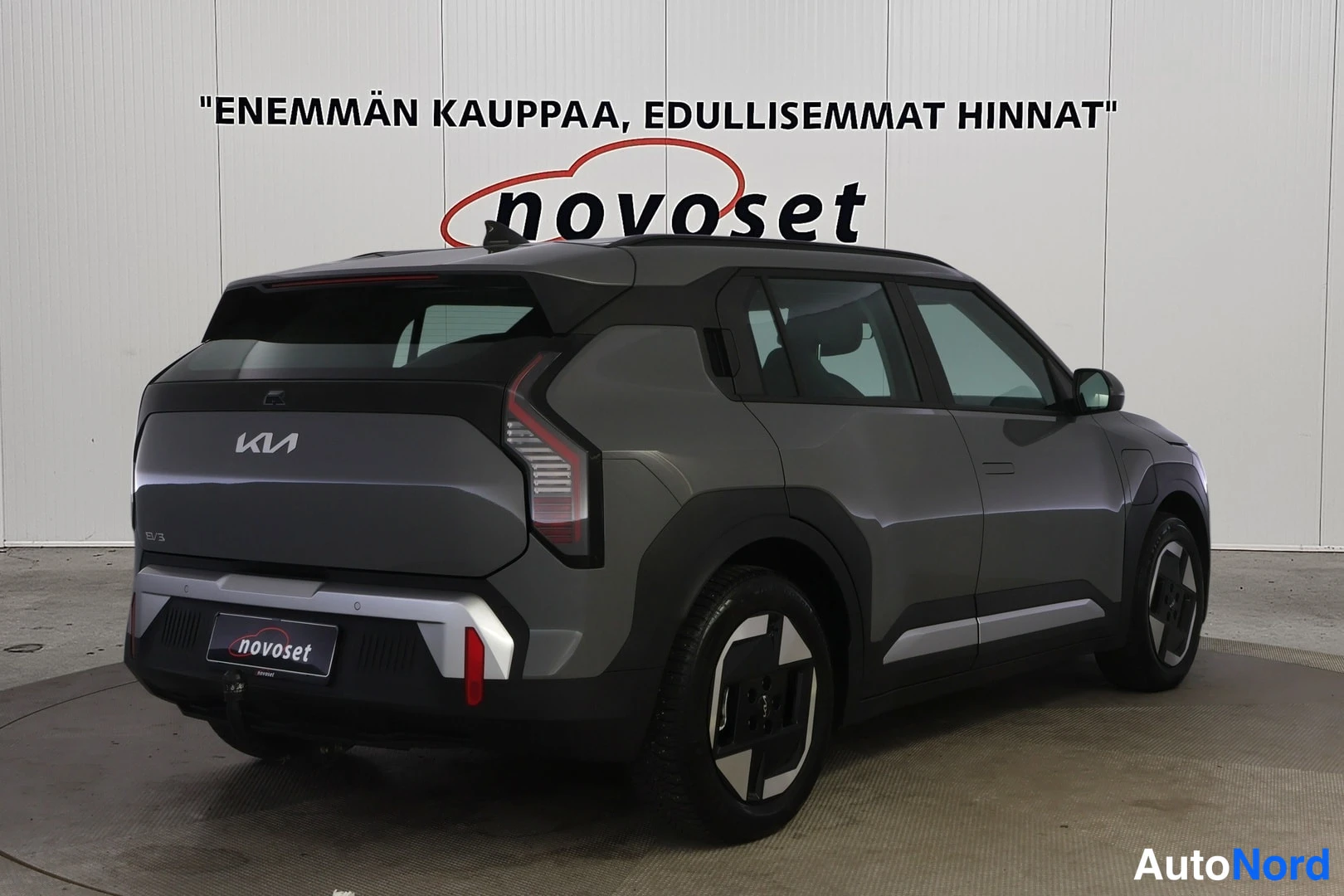 Takaviisto: Kia EV3 takaviistosta oikealta kuvattuna; tummanharmaa kori, Kia-merkki takaluukussa.