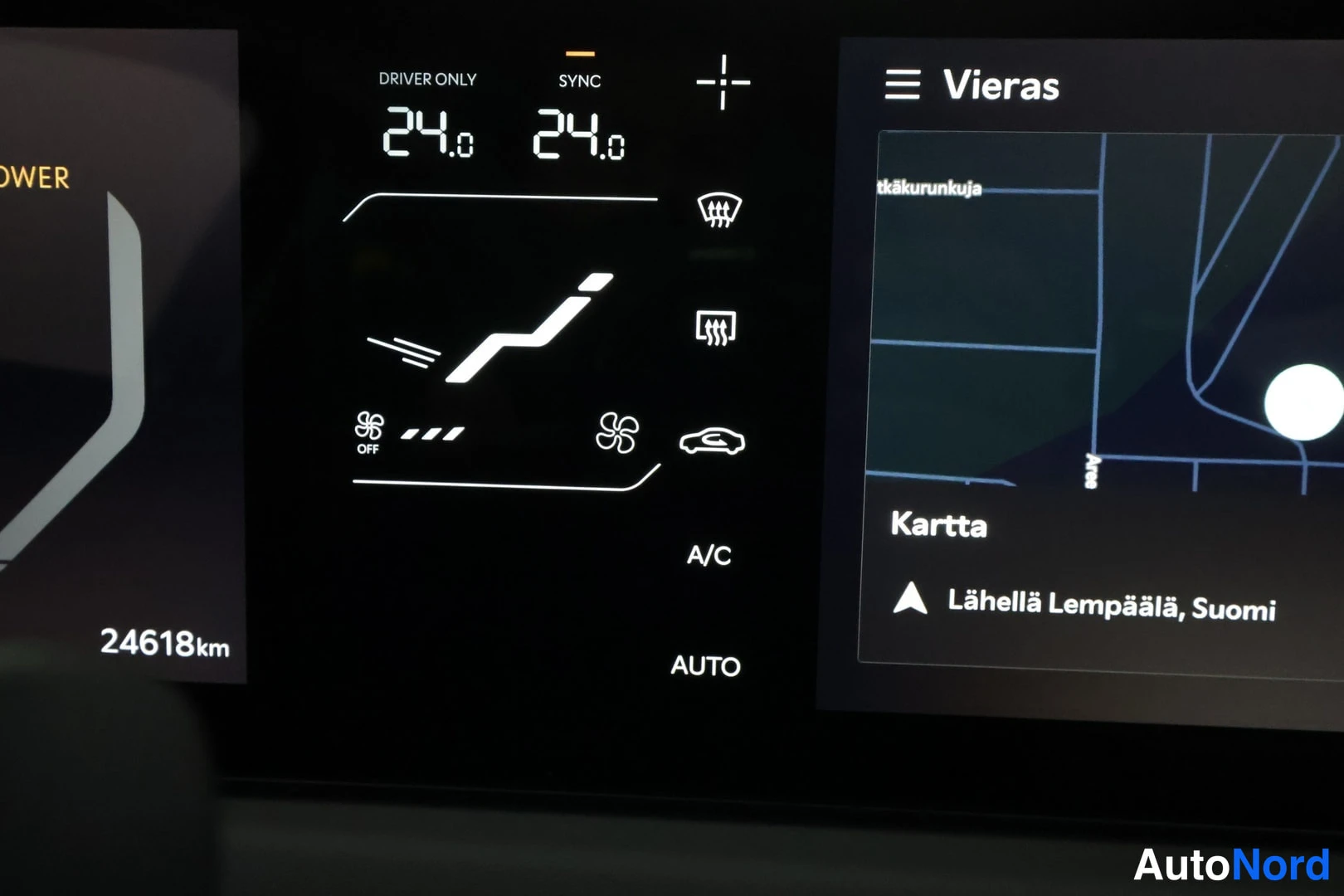 Muu: Infotainment-näyttö: ilmastointi 24,0 asti DRIVER ONLY ja SYNC -tilassa, OFF-merkintä puhaltimissa, vieraskäyttäjän kartta Näkymä 'Lähellä Lempäälä, Suomi'.