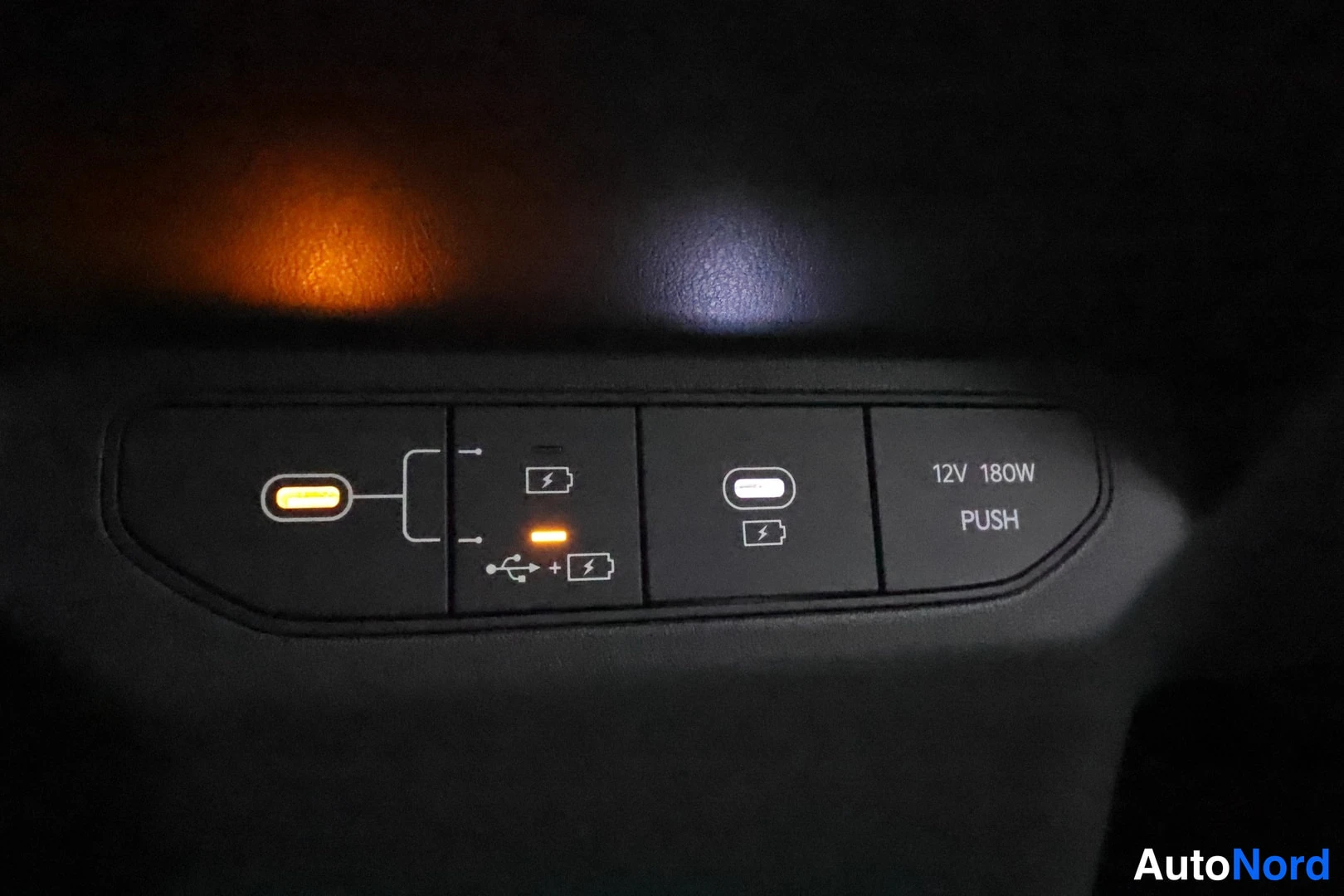 Yksityiskohta: Konsolin liitäntäpaneeli: USB-portti, 12V 180W virtalähde PUSH-toiminnolla.