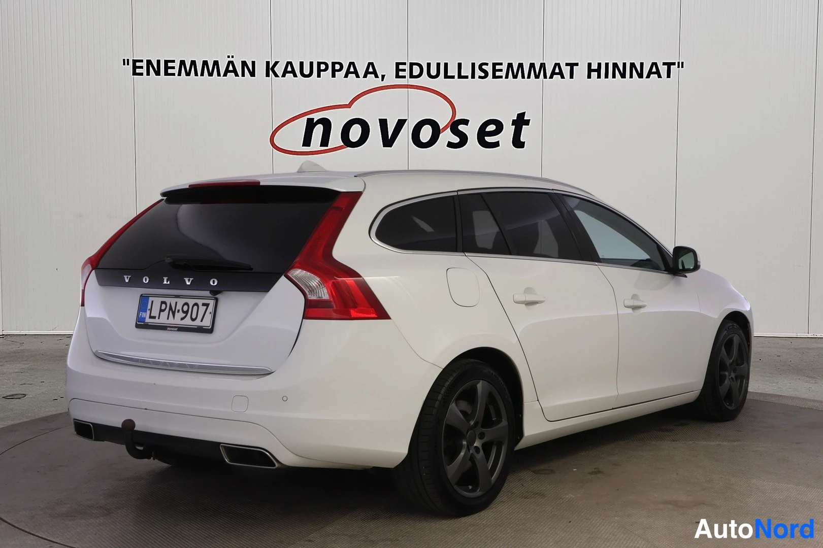 Takaviisto: Valkoisen farmarin takakolmannes oikealta; rekisterikilpi, VOLVO-teksti takaluukussa.