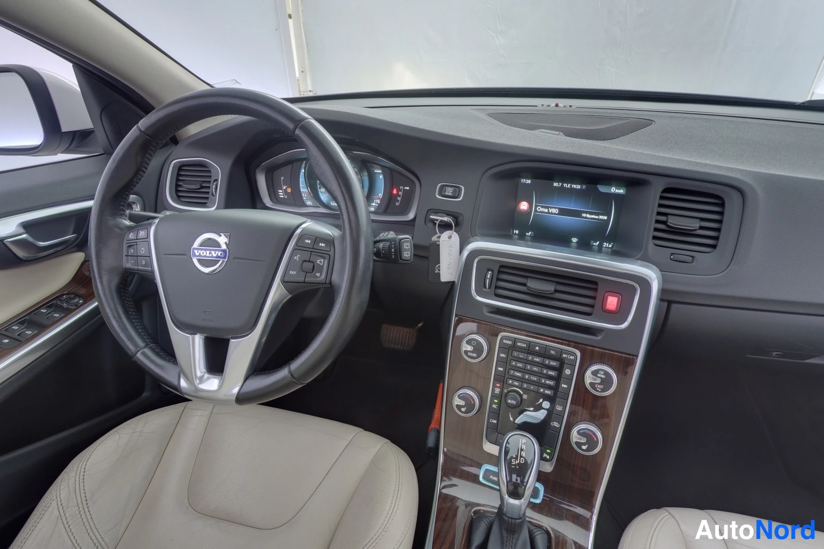Etuistuimet: Closer interior angle focusing on the left side showing the steering wheel, instrument cluster, and center console display.