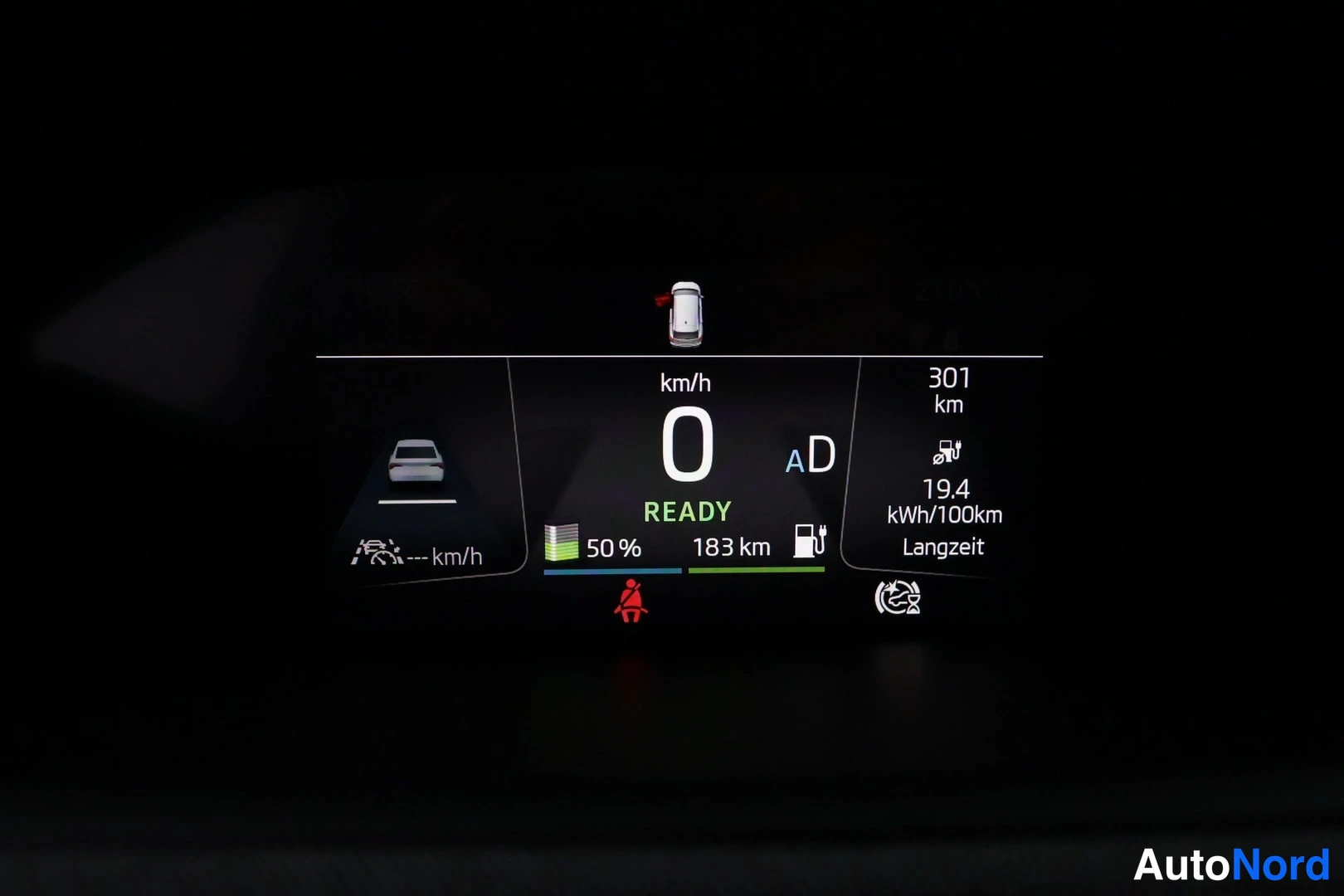 Yksityiskohta: Digitaalinen mittaristo näyttää 0 km/h, 50 % lataustaso, 183 km toiminta-ajosuorite, 301 km kantama ja 19.4 kWh/100 km Langzeit-kulutus.